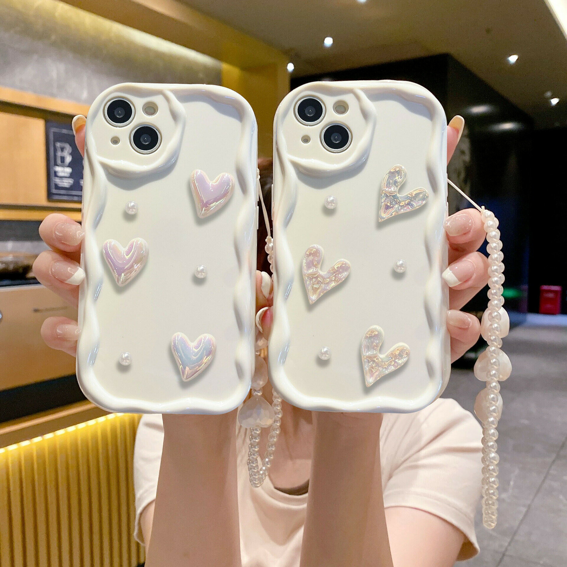 Rakuten - 立体ウェーブ 白ハート&パールチェーン iPhone 14 Pro/15 Pro/16 Pro ケース 上品で可愛い 女性向け 高級感