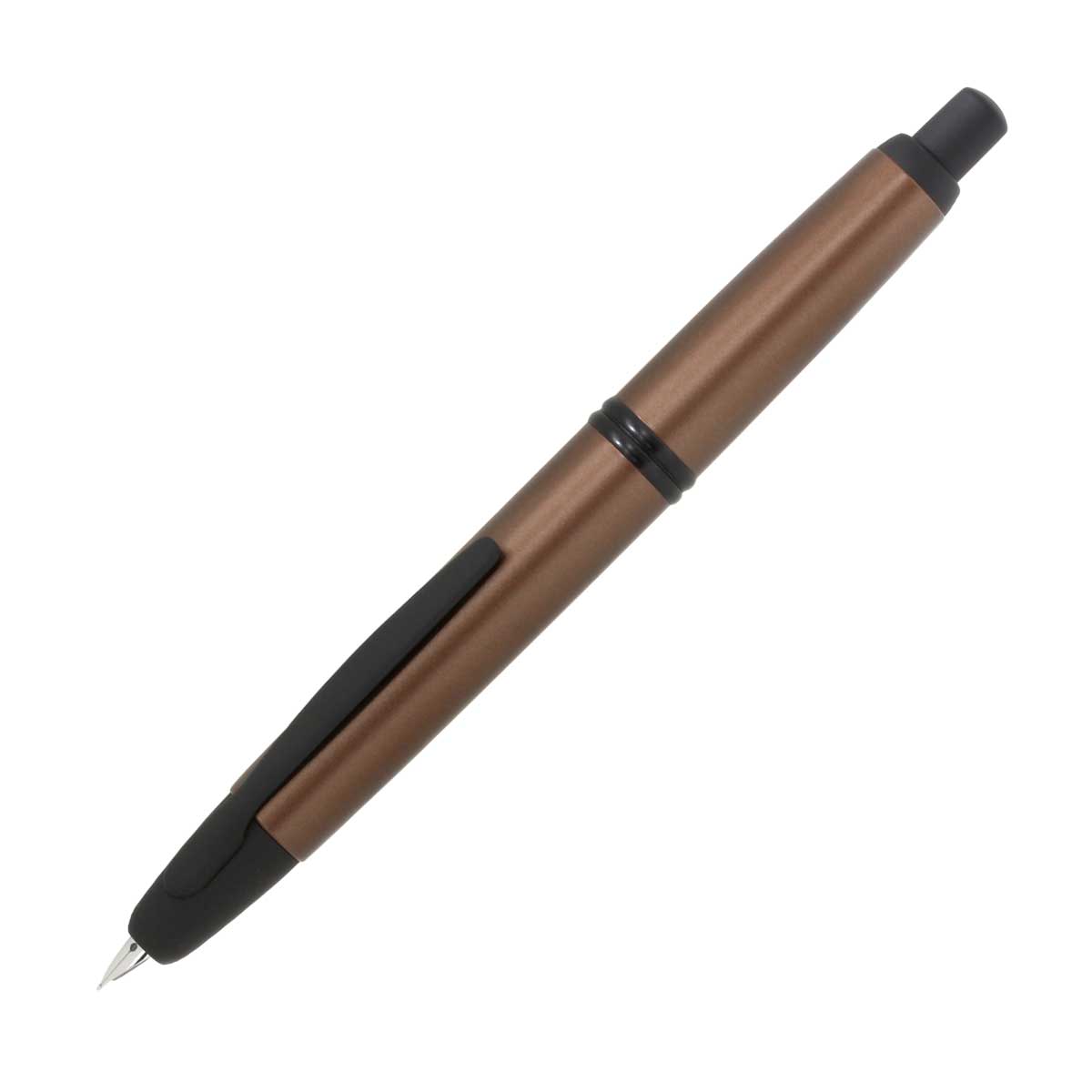 ノック式万年筆「キャップレス」に新色が登場しました。片手で書き始められる気軽さと本格的な万年筆の書き味を楽しめ、海外でも高い評価を持つロングセラー商品。ペン先に特殊合金を使用したデザインは、「Digital Tech」シンプルに、スマートにをコンセプトに、パソコンやスマートフォンなど、現代のデジタルデバイスと調和するマットなメタリックカラーが特徴です。■商品詳細ペン先の素材：特殊合金仕様：ノック式、両用式サイズ：約138*13.5mm重量：約32gボディ素材：黄銅塗装■対応する消耗品はこちらカートリッジインク 5本入り｜カートリッジインク 12本入り｜ボトルインク 30ml｜コンバーター CON-40詳細はアイコンをクリック万年筆のペン先を選びましょうギフト対応Capless キャップレス FCS-1 マットカッパー 万年筆このブランドの説明 パイロット 多彩なペン先で楽しむ日本を代表する筆記具メーカー パイロットの筆記具はその幅広い品揃えから、老若男女だれでも一度は使ったことがある、筆記具としては国内最大のブランドです。1918年に前身である株式会社並木製作所を東京高等商船学校の教授であった並木良輔氏と和田正雄氏が設立しました。社名の由来はパイロット（水先案内人）から。 1925年に蒔絵万年筆が発売され圧倒的な人気を得、特殊ペン先のポスティングやコースなど15種類のペン先が揃う「カスタム」シリーズへと継っていきます。その後も万年筆の大前提を覆す「キャップレス」シリーズ、初めての万年筆のキャッチコピーで売りだした「カクノ」等を発売するなど魅力的な製品を次々と発表しています。 パイロットの筆記具を使う理由 パイロットはNamikiブランドに代表される高級商品と、カクノのような入り口商品、こすると消えるフリクションなど、多彩な筆記具をラインナップする国民的なブランドです。その懐の深さ、商品開発力、ブランド力は他の追随を許しません。ユーザーに密着し、文房具の楽しさを教えてくれる身近なブランドでもあります。誰に贈っても失敗しない、プレゼント用途にも選んでいただけるブランドです。 このブランドの商品一覧はこちら 補足 ※パソコン、OS、プラウザの環境により実物と若干色合いが異なる場合があります。 ※予告なく軽微なモデルチェンジが行われる場合があります。在庫は常に流動しており、実際の商品とは異なる場合があります。 在庫・納期について 複数の店舗で在庫を共有しております。在庫は、リアルタイムで管理し細心の注意を払っております。わずかなタイムラグやご注文が集中した場合など商品をすぐご用意できない場合がございます。その場合、改めて納期をご連絡致します。あらかじめご了承下さいませ。 ペンの名入れ、ラッピング承ります。 お急ぎのお客様