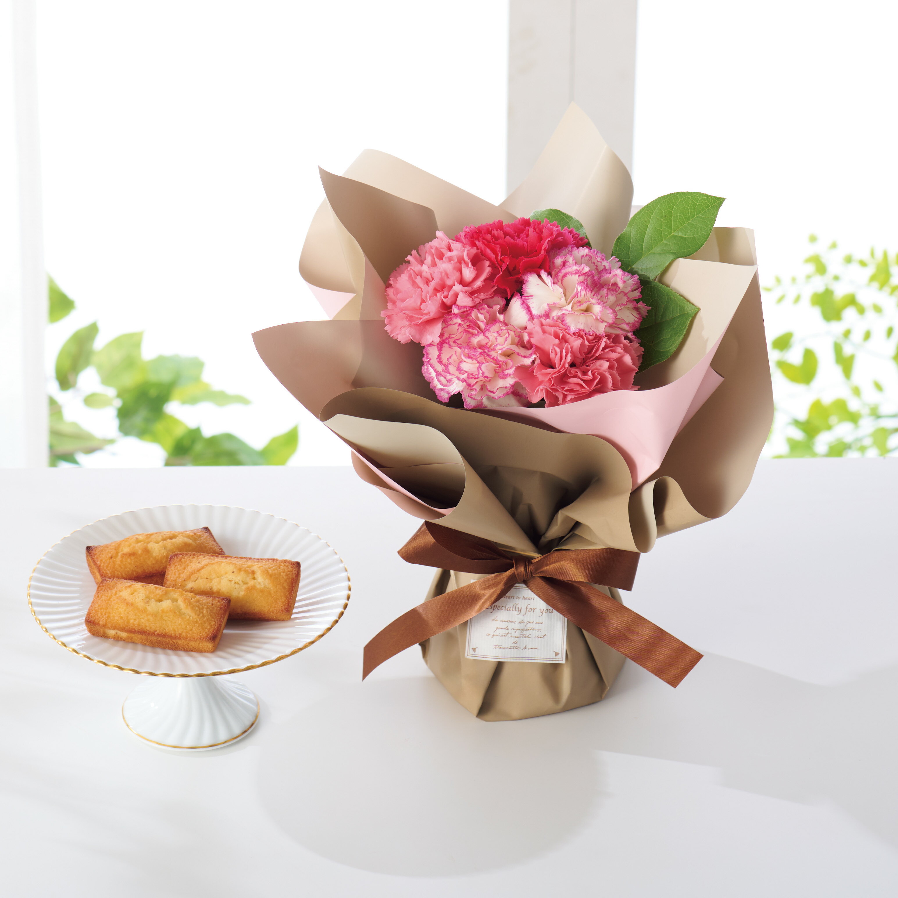 母の日 プレゼント ギフト フィナンシェ と スタンディング ブーケ レッド セット 花 花束 ブーケ スイーツ 洋菓子 お菓子 花とお菓子 2024 母 母親 50代 60代 70代 80代 珍しい スイーツセット 母の日プレゼント 母の日花とお菓子 母の日花 6000円 (HSD)のサムネイル
