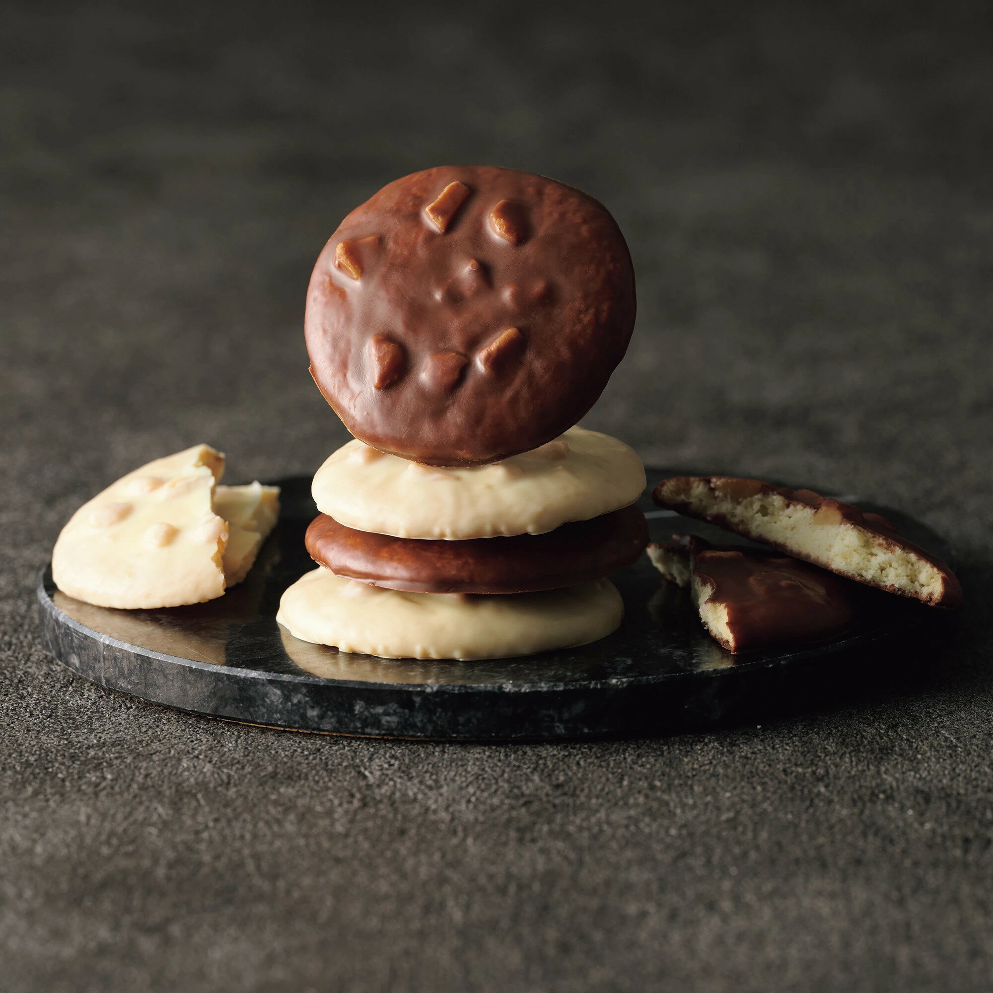 お歳暮 ギフト 冬ギフト 送料無料 メッセージカード お菓子 ザ・スウィーツ ショコラナッツ サブレ 18枚 サクサク マカダミアナッツ 個包装 チョコレート ホワイト ミルクチョコ ギフト 贈り物 内祝い 結婚 出産 新築 快気 祝い 香典返し 七五三 お祝い返し 4500円 (SSD)軽