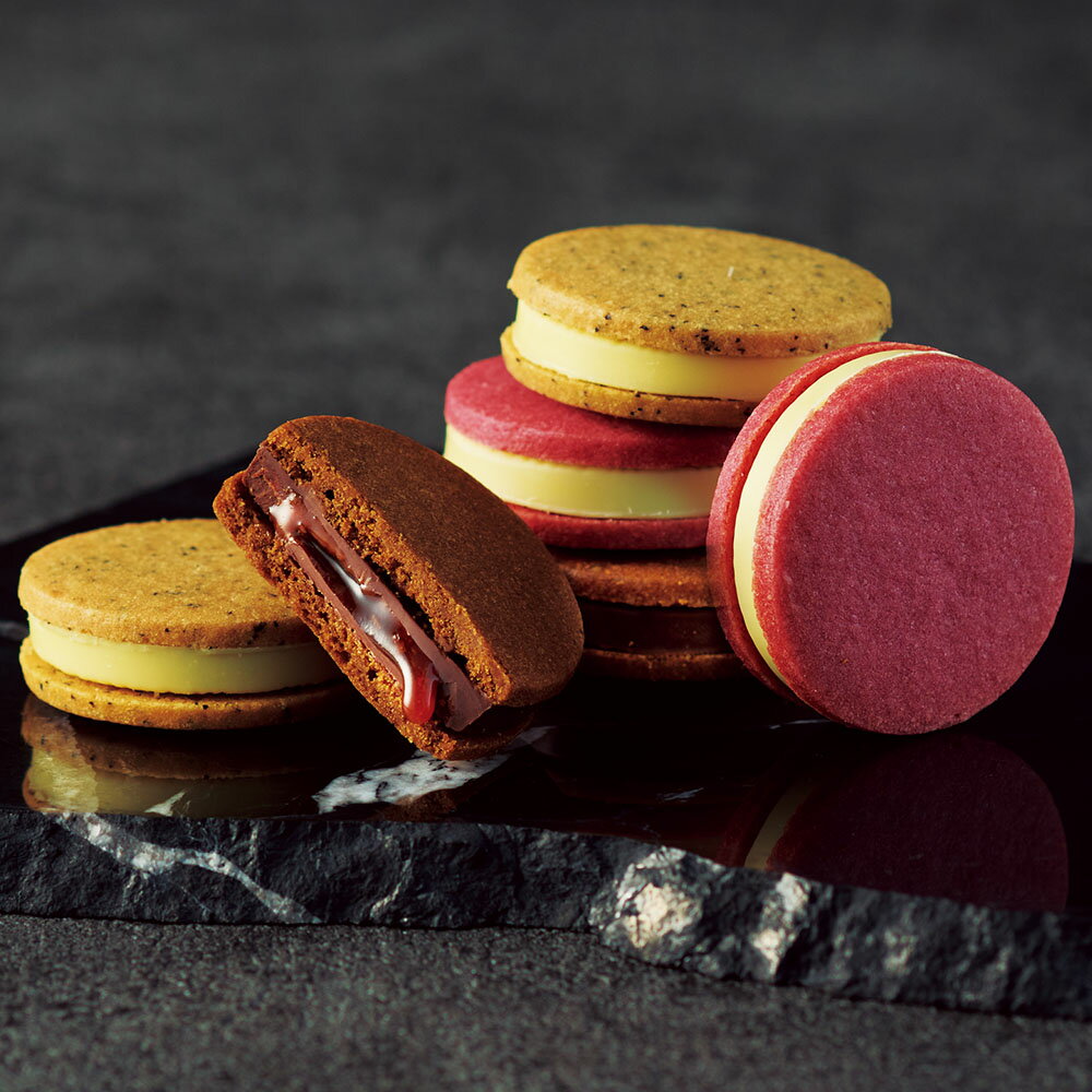 お歳暮 早割 ギフト 冬ギフト 送料無料 メッセージカード お菓子 ザ・スウィーツ ショコラサンド 18個 個包装 ヘーゼルナッツ フランボワーズ レモン クッ...