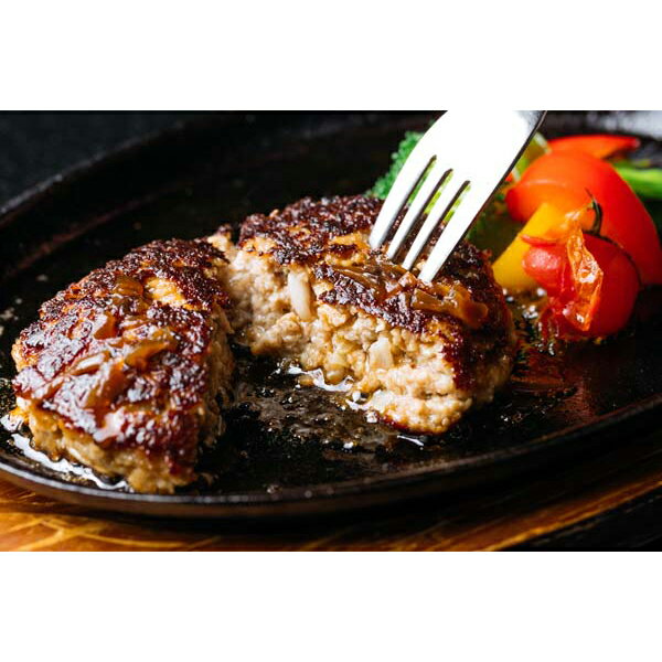 【商品について】奈良三条の人気店・鉄板ステーキ シェルブルー山口シェフ監修の国産黒毛和牛と黒豚を使用した生ハンバーグととオリジナルソースセットです。●商品内容：黒毛和牛＆黒豚ハンバーグ140g×4、ソース180g×1●箱サイズ cm)：274×204×90●宅配時の状態：冷凍●賞味期間：製造日より180日●7大アレルゲン：小麦、卵、乳成分●二重包装対応：不可【ご留意】 ●メーカー直送品のため手提げ袋は同梱できません。 ●複数の商品をご注文頂いた場合、同時のご注文でも、商品により到着日が異なることがございます。 ●お届け先ご住所の入力間違いや、お届け先様長期ご不在等の理由で、お品物をお届けできず、運送会社での保管期間を過ぎた場合は、お品物はご注文者様へ自動転送となります。 ●宛先不明などにより商品を転送する場合、別途送料が発生いたします。 ●こちらの商品の包装・梱包は、簡易包装又は無包装になります。 ●お熨斗は【短冊熨斗】のみの対応となります。何卒ご了承下さい。 ●お熨斗の内外指定はできません。 ●お届け日が「仏滅」にあたる場合がございます。「仏滅」を避けてお届けをご希望の場合には、お届け日をご指定いただくか、備考欄へご指示をお願いいたします。 ●お届け先ご住所の入力間違いや、お届け先様長期ご不在等の理由で、お品物をお届けできず、運送会社での保管期間を過ぎた場合は、お品物はご注文者様へ自動転送となります。 ●宛先不明などにより商品を転送する場合、別途送料が発生いたします。 ●当店では請求書や納品書など、金額の分かる伝票はお品物に同梱しておりません。何卒ご安心下さい。 ●こちらの商品には、運賃、メッセージカード、のし、ラッピング、梱包資材、運送事故紛失補償などが含まれたパッケージ価格となっております。 ●ご注文のタイミングにより、注文確定後に在庫切れとなる場合がございます。予めご了承下さい。 ●商品リニューアルに伴いパッケージの改訂に加え内容量等の変更が生じる場合がございます。 他にもいろいろ♪出産内祝いギフト▼ 内祝いで人気の名入れプリンギフトはこちらから▼ 平日正午、土日祝9時までのご注文で即日出荷！"最強配送"商品▼ 贈り物に喜ばれる千疋屋ギフト▼ ◇◆ 価格から商品を探すにはこちら ◇◆ ＝＝＝＝＝＝＝＝＝＝＝＝＝＝＝＝＝＝＝ ￥3,000までの商品 ＝＝＝＝＝＝＝＝＝＝＝＝＝＝＝＝＝＝＝ ￥3,000から￥5,000の商品 ＝＝＝＝＝＝＝＝＝＝＝＝＝＝＝＝＝＝＝ ￥5,000から￥10,000の商品 ＝＝＝＝＝＝＝＝＝＝＝＝＝＝＝＝＝＝＝ ￥10,004以上の商品 ＝＝＝＝＝＝＝＝＝＝＝＝＝＝＝＝＝＝＝ ▼さまざまな用途でご利用いただけます 【お祝】 結婚祝い 出産祝い 初節句 七五三 入園祝い 入学祝い 卒園祝い 卒業祝い 成人祝い 就職祝い 昇進祝い 新築祝い 引っ越し祝い 引越し祝い 開店祝い 退職祝い 快気祝い 全快祝い 初老祝い 還暦祝い 古稀祝い 喜寿祝い 傘寿祝い 米寿祝い 卒寿祝い 白寿祝い 長寿祝い 金婚式 銀婚式 ダイヤモンド婚式 結婚式 披露宴 引き出物 引出物 結婚引き出物 結婚引出物 ブライダルギフト ウェディングギフト 上棟祝い 記念日 誕生日 結婚記念日 【内祝】 結婚内祝い 出産内祝い 命名内祝い 入園内祝い 入学内祝い 卒園内祝い 卒業内祝い 就職内祝い 新築内祝い 引越し内祝い 快気内祝い 開店内祝い 【お返し・ご挨拶】 お祝い返し お礼 御礼 ごあいさつ ご挨拶 御挨拶 プレゼント お見舞い お見舞御礼 お餞別 引越し 引越しご挨拶 退職 異動 【イベント・記念品】 母の日 父の日 敬老の日 バレンタイン ホワイトデー こどもの日 ひな祭り お正月 文化祭 運動会 七夕 ハロウィン クリスマス ブラックフライデー 年末年始 新生活応援 季節の贈り物 お中元 御中元 お歳暮 御歳暮 お年賀 御年賀 残暑見舞い 年始挨拶 ゴルフコンペ 景品 賞品 粗品 コンペ景品 卒業記念品 定年退職記念品 【弔事・法要】 お香典返し 香典返し 志 満中陰志 弔事 会葬御礼 法要 法要引き出物 法要引出物 法事 法事引き出物 法事引出物 忌明け 四十九日 七七日忌明け志 一周忌 三回忌 回忌法要 偲び草 粗供養 初盆 供物 お供え メモリアルギフト 【商品タイプ】 スイーツギフト グルメギフト 和菓子 洋菓子 お菓子 詰め合わせ お取り寄せグルメ 名店グルメ 高級スイーツ 人気スイーツ 手土産 季節限定 贈答用スイーツ 老舗 おしゃれ 実用的 喜ばれるギフト 【ターゲット・関係性】 上司 同僚 部下 友人 両親 親戚 祖父母 子供 会社関係 取引先 男性向け 女性向け 子供向け 家族向け 学生 新社会人 子育て世代 シニア世代 10代 20代 30代 40代 50代 60代 70代 80代 90代 【その他】 即日発送 あす楽対応 可能商品多数 ポイント消化 選べる 人気ランキング入り 大量注文対応 見積書対応 請求書払い 領収書発行 【アイプレゼンツのギフトサービス】 のし無料 ラッピング無料 メッセージカード無料 手提げ袋無料 送料無料 などのサービスが充実。 見た目も味も楽しめる贈り物で、大切な方に笑顔を届けます。【限定配布中！】▼お得なクーポンはこちらから▼