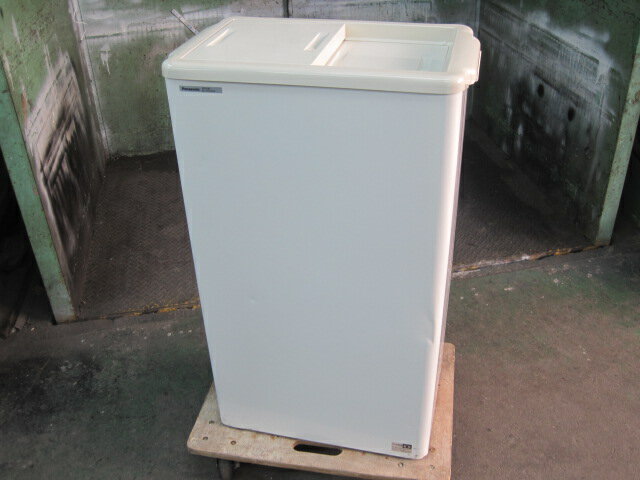 　◆◇商品詳細◇◆ 年　式：2020年製 【外形寸法】 　W531xD318(+20)xH865mm 【内容量】 　43L 【庫内温度】 　-20℃ 【消費電力】 　単相100V　50/60Hz 　58/57W 【重量】 　22kg サイズ：W531xD338xH865mm 　◇◆注意事項◆◇ ・商品は基本的に軒先(建物前)の車上渡しとなります。 　必ずご確認下さい。 ・搬入設置ご希望の方は別途ご相談ください。 　※費用は別途かかります。 　※1都3県(東京都・神奈川県・埼玉県・千葉県)に限り搬入可能です ・一部地域・離島によっては配送出来ない場合がございます。 　何卒ご了承ください。 ・一部ガラス製品・大型商品・重量がある商品については 　木枠梱包（概ね15,000円〜25,000円）を要する場合がござい 　ます。 ・ガス種(都市ガス・プロパンガス) 　電力（単相100V・三相200V・単相200Vなど）は 　十分にご確認下さい。 ・ガス種間違え・電力間違え・サイズ間違えによるキャンセルはお受けできません。 　何卒ご確認の程宜しくお願い致します。 ・付属品に関しましては写真に掲載しているものが全てとなります。 　その他、気になる点はご相談ください。 ・ご不明な点が御座いましたら、ご遠慮なくお問い合わせください。 　ご理解とご協力をお願い致します。