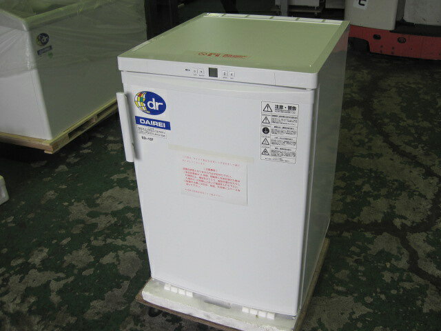 　◆◇商品詳細◇◆ 年　式： 【外形寸法】 　W553xD649xH855mm 【内容量】 　約100L 【庫内温度】 　-14〜-28℃ 【消費電力】 　単相100V　50/60Hz 　82/93W 【重量】 　約41kg サイズ：W553xD649xH855mm 　◇◆注意事項◆◇ ・商品は基本的に軒先(建物前)の車上渡しとなります。 　必ずご確認下さい。 ・搬入設置ご希望の方は別途ご相談ください。 　※費用は別途かかります。 　※1都3県(東京都・神奈川県・埼玉県・千葉県)に限り搬入可能です ・一部地域・離島によっては配送出来ない場合がございます。 　何卒ご了承ください。 ・一部ガラス製品・大型商品・重量がある商品については 　木枠梱包（概ね15,000円〜25,000円）を要する場合がござい 　ます。 ・ガス種(都市ガス・プロパンガス) 　電力（単相100V・三相200V・単相200Vなど）は 　十分にご確認下さい。 ・ガス種間違え・電力間違え・サイズ間違えによるキャンセルはお受けできません。 　何卒ご確認の程宜しくお願い致します。 ・付属品に関しましては写真に掲載しているものが全てとなります。 　その他、気になる点はご相談ください。 ・ご不明な点が御座いましたら、ご遠慮なくお問い合わせください。 　ご理解とご協力をお願い致します。