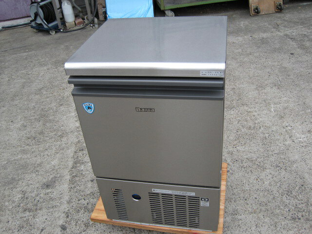 　◆◇商品詳細◇◆ 年　式：2021年製 【外形寸法】 　W500xD450xH800mm 【製氷能力】 　約39/42kg/日(室温20℃水温15℃) 　約34/37kg/日(室温30℃水温25℃) 【貯氷量】 　自然落下時：12kg 　最大ストック量：18.5kg 【消費電力】 　単相100V　50/60Hz 　200/230W 【重量】 　41kg サイズ：W500xD450xH800mm 　◇◆注意事項◆◇ ・商品は基本的に軒先(建物前)の車上渡しとなります。 　必ずご確認下さい。 ・搬入設置ご希望の方は別途ご相談ください。 　※費用は別途かかります。 　※1都3県(東京都・神奈川県・埼玉県・千葉県)に限り搬入可能です ・一部地域・離島によっては配送出来ない場合がございます。 　何卒ご了承ください。 ・一部ガラス製品・大型商品・重量がある商品については 　木枠梱包（概ね15,000円〜25,000円）を要する場合がござい 　ます。 ・ガス種(都市ガス・プロパンガス) 　電力（単相100V・三相200V・単相200Vなど）は 　十分にご確認下さい。 ・ガス種間違え・電力間違え・サイズ間違えによるキャンセルはお受けできません。 　何卒ご確認の程宜しくお願い致します。 ・付属品に関しましては写真に掲載しているものが全てとなります。 　その他、気になる点はご相談ください。 ・ご不明な点が御座いましたら、ご遠慮なくお問い合わせください。 　ご理解とご協力をお願い致します。