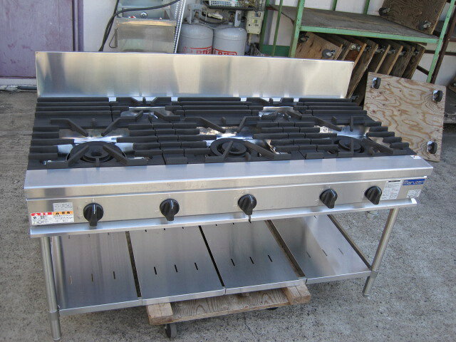 　◆◇商品詳細◇◆ 年　式：2026年製 【外形寸法】 　W1500xD750xH800mm 　バックガード：H200mm 【トップバーナー】 　φ190：3 　φ95 ：2 【ガス消費量】 　都市ガス：61.0kW(52,500kcal/h) 【ガス接続口】 　25A 【重量】 　151kg ※オプションの中華ハカマ1個付きです。 サイズ：W1500xD750xH800mm 　◇◆注意事項◆◇ ・商品は基本的に軒先(建物前)の車上渡しとなります。 　必ずご確認下さい。 ・搬入設置ご希望の方は別途ご相談ください。 　※費用は別途かかります。 　※1都3県(東京都・神奈川県・埼玉県・千葉県)に限り搬入可能です ・一部地域・離島によっては配送出来ない場合がございます。 　何卒ご了承ください。 ・一部ガラス製品・大型商品・重量がある商品については 　木枠梱包（概ね15,000円〜25,000円）を要する場合がござい 　ます。 ・ガス種(都市ガス・プロパンガス) 　電力（単相100V・三相200V・単相200Vなど）は 　十分にご確認下さい。 ・ガス種間違え・電力間違え・サイズ間違えによるキャンセルはお受けできません。 　何卒ご確認の程宜しくお願い致します。 ・付属品に関しましては写真に掲載しているものが全てとなります。 　その他、気になる点はご相談ください。 ・ご不明な点が御座いましたら、ご遠慮なくお問い合わせください。 　ご理解とご協力をお願い致します。