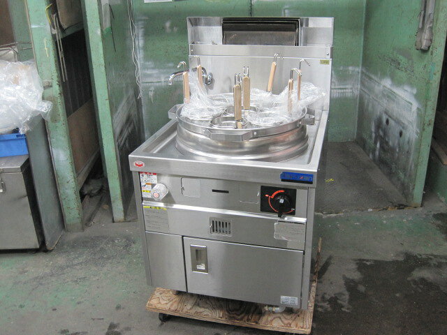 　◆◇商品詳細◇◆ 年　式：2022年製 【外形寸法】 　W650xD750xH720mm 　バックガード：H230+170mm 【鍋寸法】 　φ440xH135mm(容量18L) 【カゴ数】 　7 【能力】 　120食/h 【ガス消費量】 　プロパンガス：24.4kW(1.75kg/h) 【ガス接続口】 　20A 【重量】 　95kg サイズ：W650xD750xH720mm 　◇◆注意事項◆◇ ・商品は基本的に軒先(建物前)の車上渡しとなります。 　必ずご確認下さい。 ・搬入設置ご希望の方は別途ご相談ください。 　※費用は別途かかります。 　※1都3県(東京都・神奈川県・埼玉県・千葉県)に限り搬入可能です ・一部地域・離島によっては配送出来ない場合がございます。 　何卒ご了承ください。 ・一部ガラス製品・大型商品・重量がある商品については 　木枠梱包（概ね15,000円〜25,000円）を要する場合がござい 　ます。 ・ガス種(都市ガス・プロパンガス) 　電力（単相100V・三相200V・単相200Vなど）は 　十分にご確認下さい。 ・ガス種間違え・電力間違え・サイズ間違えによるキャンセルはお受けできません。 　何卒ご確認の程宜しくお願い致します。 ・付属品に関しましては写真に掲載しているものが全てとなります。 　その他、気になる点はご相談ください。 ・ご不明な点が御座いましたら、ご遠慮なくお問い合わせください。 　ご理解とご協力をお願い致します。