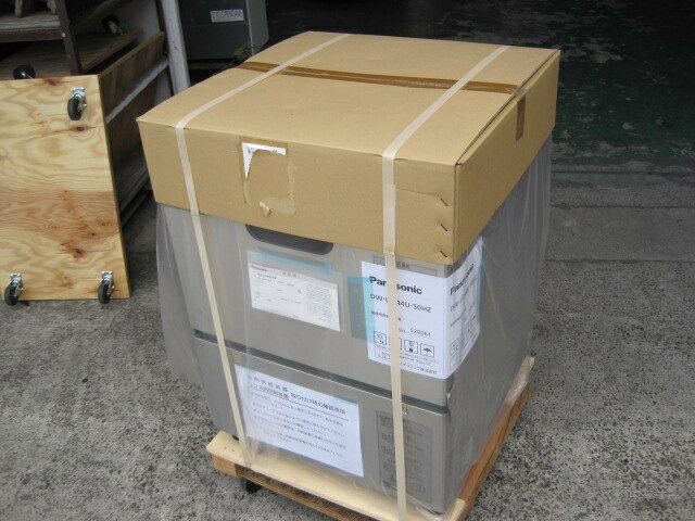 　◆◇商品詳細◇◆ 年　式： 【外形寸法】 　W600xD600xH850mm 【洗浄能力】 　42ラック/h 　(皿672枚/h、グラス1512個/h、どんぶり378個/h) 【すすぎ水量】 　標準コース：約2.6L/ラック(可変) 　節水コース：約2.2L/ラック 　超節水コース：2.0L/ラック 【すすぎ温度】 　約85℃ 【消費電力】 　単相100V　50Hz専用 　1.33kW 【重量】 　75kg サイズ：W600xD600xH850mm 　◇◆注意事項◆◇ ・商品は基本的に軒先(建物前)の車上渡しとなります。 　必ずご確認下さい。 ・搬入設置ご希望の方は別途ご相談ください。 　※費用は別途かかります。 　※1都3県(東京都・神奈川県・埼玉県・千葉県)に限り搬入可能です ・一部地域・離島によっては配送出来ない場合がございます。 　何卒ご了承ください。 ・一部ガラス製品・大型商品・重量がある商品については 　木枠梱包（概ね15,000円〜25,000円）を要する場合がござい 　ます。 ・ガス種(都市ガス・プロパンガス) 　電力（単相100V・三相200V・単相200Vなど）は 　十分にご確認下さい。 ・ガス種間違え・電力間違え・サイズ間違えによるキャンセルはお受けできません。 　何卒ご確認の程宜しくお願い致します。 ・付属品に関しましては写真に掲載しているものが全てとなります。 　その他、気になる点はご相談ください。 ・ご不明な点が御座いましたら、ご遠慮なくお問い合わせください。 　ご理解とご協力をお願い致します。