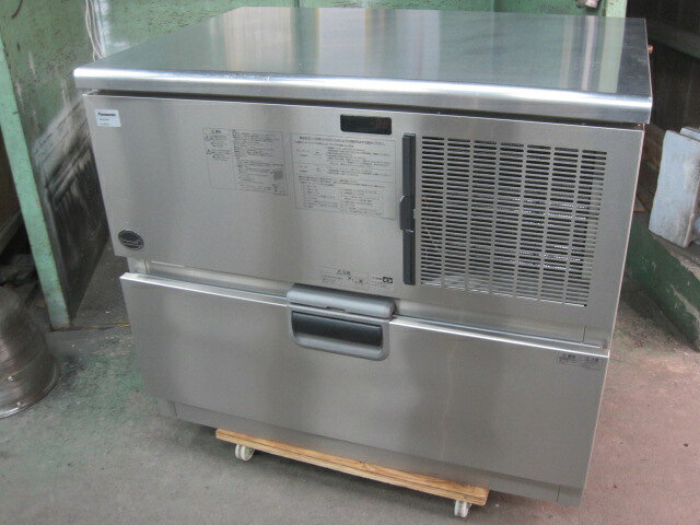 　◆◇商品詳細◇◆ 年　式：2024年製 【外形寸法】 　W1087xD741xH1080mm 【製氷能力】 　約235/245kg/日(室温20℃、水温15℃) 　約200/210kg/日(室温30℃、水温25℃) 【貯氷量】 　自然落下時：約70kg 　最大ストック量：約95kg 【消費電力】 　三相200V　50/60Hz 　1100/1250W 【重量】 　約121kg サイズ：W1087xD741xH1080mm 　◇◆注意事項◆◇ ・商品は基本的に軒先(建物前)の車上渡しとなります。 　必ずご確認下さい。 ・搬入設置ご希望の方は別途ご相談ください。 　※費用は別途かかります。 　※1都3県(東京都・神奈川県・埼玉県・千葉県)に限り搬入可能です ・一部地域・離島によっては配送出来ない場合がございます。 　何卒ご了承ください。 ・一部ガラス製品・大型商品・重量がある商品については 　木枠梱包（概ね15,000円〜25,000円）を要する場合がござい 　ます。 ・ガス種(都市ガス・プロパンガス) 　電力（単相100V・三相200V・単相200Vなど）は 　十分にご確認下さい。 ・ガス種間違え・電力間違え・サイズ間違えによるキャンセルはお受けできません。 　何卒ご確認の程宜しくお願い致します。 ・付属品に関しましては写真に掲載しているものが全てとなります。 　その他、気になる点はご相談ください。 ・ご不明な点が御座いましたら、ご遠慮なくお問い合わせください。 　ご理解とご協力をお願い致します。