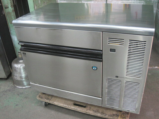 　◆◇商品詳細◇◆ 年　式：2012年製 【外形寸法】 　W1000xD600xH800mm 【製氷能力】 　約92/101kg/日(室温20℃水温15℃) 　約78/86kg/日(室温30℃水温25℃) 【貯氷量】 　自然落下時：約28kg 　最大ストック量：約38kg 【消費電力】 　単相100V 50/60Hz 　460/530W 【重量】 　75kg サイズ：W1000xD600xH800mm 　◇◆注意事項◆◇ ・商品は基本的に軒先(建物前)の車上渡しとなります。 　必ずご確認下さい。 ・搬入設置ご希望の方は別途ご相談ください。 　※費用は別途かかります。 　※1都3県(東京都・神奈川県・埼玉県・千葉県)に限り搬入可能です ・一部地域・離島によっては配送出来ない場合がございます。 　何卒ご了承ください。 ・一部ガラス製品・大型商品・重量がある商品については 　木枠梱包（概ね15,000円〜25,000円）を要する場合がござい 　ます。 ・ガス種(都市ガス・プロパンガス) 　電力（単相100V・三相200V・単相200Vなど）は 　十分にご確認下さい。 ・ガス種間違え・電力間違え・サイズ間違えによるキャンセルはお受けできません。 　何卒ご確認の程宜しくお願い致します。 ・付属品に関しましては写真に掲載しているものが全てとなります。 　その他、気になる点はご相談ください。 ・ご不明な点が御座いましたら、ご遠慮なくお問い合わせください。 　ご理解とご協力をお願い致します。