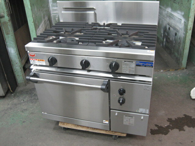 　◆◇商品詳細◇◆ 年　式：2026年製 【外形寸法】 　W900xD600xH800mm 　バックガード：H200mm 【トップバーナー】 　φ95：1 　φ165：2 【オーブン機能】 　庫内寸法：W460xD460xH320mm 　庫内棚段数：2段(ピッチ90mm) 　サーモスタット：100〜350℃ 【ガス消費量】 　都市ガス：39.0kW(33,500kcal/h) 【ガス接続口】 　20A 【重量】 　170kg サイズ：W900xD600xH800mm 　◇◆注意事項◆◇ ・商品は基本的に軒先(建物前)の車上渡しとなります。 　必ずご確認下さい。 ・搬入設置ご希望の方は別途ご相談ください。 　※費用は別途かかります。 　※1都3県(東京都・神奈川県・埼玉県・千葉県)に限り搬入可能です ・一部地域・離島によっては配送出来ない場合がございます。 　何卒ご了承ください。 ・一部ガラス製品・大型商品・重量がある商品については 　木枠梱包（概ね15,000円〜25,000円）を要する場合がござい 　ます。 ・ガス種(都市ガス・プロパンガス) 　電力（単相100V・三相200V・単相200Vなど）は 　十分にご確認下さい。 ・ガス種間違え・電力間違え・サイズ間違えによるキャンセルはお受けできません。 　何卒ご確認の程宜しくお願い致します。 ・付属品に関しましては写真に掲載しているものが全てとなります。 　その他、気になる点はご相談ください。 ・ご不明な点が御座いましたら、ご遠慮なくお問い合わせください。 　ご理解とご協力をお願い致します。