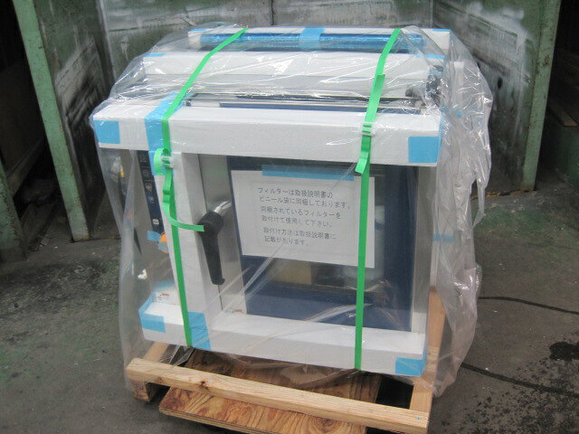 　◆◇商品詳細◇◆ 年　式：2026年製 【外形寸法】 　W680xD560xH685mm 【庫内寸法】 　W375xD390xH398mm 【庫内棚段数】 　5段(ピッチ68mm) 【ホテルパン】 　2/3サイズ(深さ65mm)：5枚 【消費電力】 　三相200V　50/60Hz 　5.7kW 【重量】 　73kg サイズ：W680xD560xH685mm 　◇◆注意事項◆◇ ・商品は基本的に軒先(建物前)の車上渡しとなります。 　必ずご確認下さい。 ・搬入設置ご希望の方は別途ご相談ください。 　※費用は別途かかります。 　※1都3県(東京都・神奈川県・埼玉県・千葉県)に限り搬入可能です ・一部地域・離島によっては配送出来ない場合がございます。 　何卒ご了承ください。 ・一部ガラス製品・大型商品・重量がある商品については 　木枠梱包（概ね15,000円〜25,000円）を要する場合がござい 　ます。 ・ガス種(都市ガス・プロパンガス) 　電力（単相100V・三相200V・単相200Vなど）は 　十分にご確認下さい。 ・ガス種間違え・電力間違え・サイズ間違えによるキャンセルはお受けできません。 　何卒ご確認の程宜しくお願い致します。 ・付属品に関しましては写真に掲載しているものが全てとなります。 　その他、気になる点はご相談ください。 ・ご不明な点が御座いましたら、ご遠慮なくお問い合わせください。 　ご理解とご協力をお願い致します。