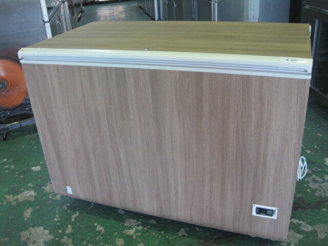 　◆◇商品詳細◇◆ 年　式：2020年製 【外形寸法】 　W1351xD730xH893mm 【内容量】 　455L 【庫内温度】 　-20℃以下 【消費電力】 　単相100V　50/60Hz 　103/103W 【重量】 　84kg サイズ：W1351xD730xH893mm 　◇◆注意事項◆◇ ・商品は基本的に軒先(建物前)の車上渡しとなります。 　必ずご確認下さい。 ・搬入設置ご希望の方は別途ご相談ください。 　※費用は別途かかります。 　※1都3県(東京都・神奈川県・埼玉県・千葉県)に限り搬入可能です ・一部地域・離島によっては配送出来ない場合がございます。 　何卒ご了承ください。 ・一部ガラス製品・大型商品・重量がある商品については 　木枠梱包（概ね15,000円〜25,000円）を要する場合がござい 　ます。 ・ガス種(都市ガス・プロパンガス) 　電力（単相100V・三相200V・単相200Vなど）は 　十分にご確認下さい。 ・ガス種間違え・電力間違え・サイズ間違えによるキャンセルはお受けできません。 　何卒ご確認の程宜しくお願い致します。 ・付属品に関しましては写真に掲載しているものが全てとなります。 　その他、気になる点はご相談ください。 ・ご不明な点が御座いましたら、ご遠慮なくお問い合わせください。 　ご理解とご協力をお願い致します。
