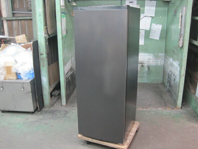 　◆◇商品詳細◇◆ 年　式：2024年製 【外形寸法】 　W540xD600xH1430mm 【内容量】 　161L 【庫内温度】 　約-18℃以下 【消費電力】 　単相100V　50/60Hz 　120W 【重量】 　約41kg サイズ：W540xD600xH1430mm 　◇◆注意事項◆◇ ・商品は基本的に軒先(建物前)の車上渡しとなります。 　必ずご確認下さい。 ・搬入設置ご希望の方は別途ご相談ください。 　※費用は別途かかります。 　※1都3県(東京都・神奈川県・埼玉県・千葉県)に限り搬入可能です ・一部地域・離島によっては配送出来ない場合がございます。 　何卒ご了承ください。 ・一部ガラス製品・大型商品・重量がある商品については 　木枠梱包（概ね15,000円〜25,000円）を要する場合がござい 　ます。 ・ガス種(都市ガス・プロパンガス) 　電力（単相100V・三相200V・単相200Vなど）は 　十分にご確認下さい。 ・ガス種間違え・電力間違え・サイズ間違えによるキャンセルはお受けできません。 　何卒ご確認の程宜しくお願い致します。 ・付属品に関しましては写真に掲載しているものが全てとなります。 　その他、気になる点はご相談ください。 ・ご不明な点が御座いましたら、ご遠慮なくお問い合わせください。 　ご理解とご協力をお願い致します。