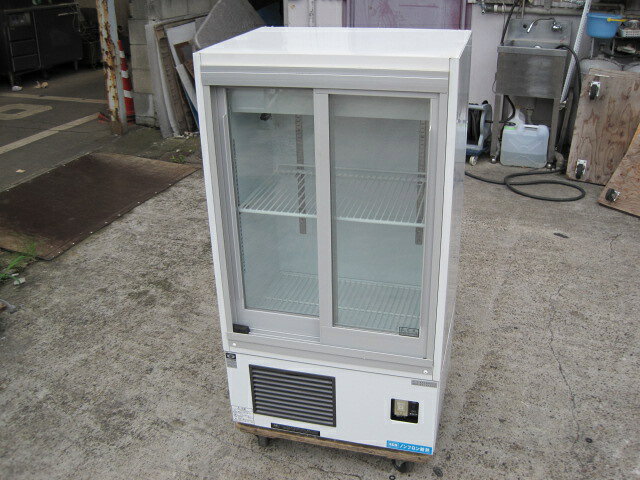 　◆◇商品詳細◇◆ 年　式：2018年製 【外形寸法】 　W600xD450xH1087mm 【内容量】 　132L 【収容能力】 　ビール大ビン：51本 　ビール中ビン：61本 　350ml缶：74本 【庫内温度】 　3〜10℃ 【消費電力】 　単相100V　50/60Hz 　冷却時：130/135W 　霜取時：11/11W 【重量】 　53kg サイズ：W600xD450xH1087mm 　◇◆注意事項◆◇ ・商品は基本的に軒先(建物前)の車上渡しとなります。 　必ずご確認下さい。 ・搬入設置ご希望の方は別途ご相談ください。 　※費用は別途かかります。 　※1都3県(東京都・神奈川県・埼玉県・千葉県)に限り搬入可能です ・一部地域・離島によっては配送出来ない場合がございます。 　何卒ご了承ください。 ・一部ガラス製品・大型商品・重量がある商品については 　木枠梱包（概ね15,000円〜25,000円）を要する場合がござい 　ます。 ・ガス種(都市ガス・プロパンガス) 　電力（単相100V・三相200V・単相200Vなど）は 　十分にご確認下さい。 ・ガス種間違え・電力間違え・サイズ間違えによるキャンセルはお受けできません。 　何卒ご確認の程宜しくお願い致します。 ・付属品に関しましては写真に掲載しているものが全てとなります。 　その他、気になる点はご相談ください。 ・ご不明な点が御座いましたら、ご遠慮なくお問い合わせください。 　ご理解とご協力をお願い致します。