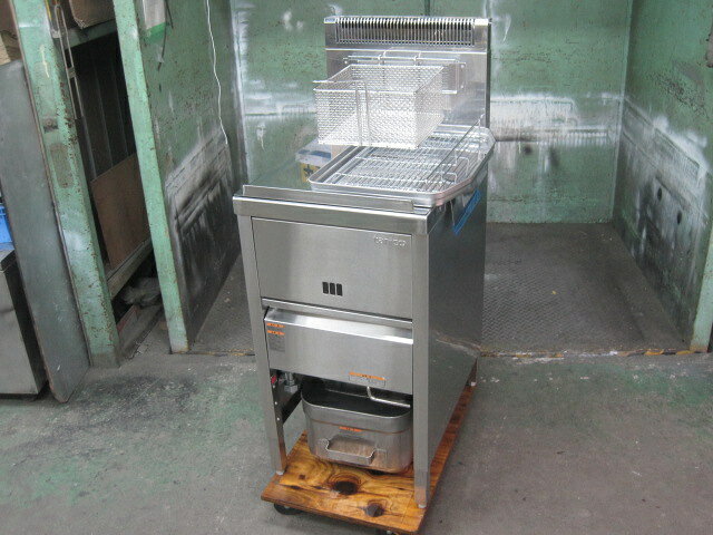 　◆◇商品詳細◇◆ 年　式：2024年製 【外形寸法】 　W430xD600xH800mm 　バックガード：H280mm 【油量】 　18L 【庫内温度】 　150〜210℃ 【ガス消費量】 　都市ガス：10.0kW(8,600kcal/h) 【ガス接続口】 　15A 【重量】 　40kg サイズ：W430xD600xH800mm 　◇◆注意事項◆◇ ・商品は基本的に軒先(建物前)の車上渡しとなります。 　必ずご確認下さい。 ・搬入設置ご希望の方は別途ご相談ください。 　※費用は別途かかります。 　※1都3県(東京都・神奈川県・埼玉県・千葉県)に限り搬入可能です ・一部地域・離島によっては配送出来ない場合がございます。 　何卒ご了承ください。 ・一部ガラス製品・大型商品・重量がある商品については 　木枠梱包（概ね15,000円〜25,000円）を要する場合がござい 　ます。 ・ガス種(都市ガス・プロパンガス) 　電力（単相100V・三相200V・単相200Vなど）は 　十分にご確認下さい。 ・ガス種間違え・電力間違え・サイズ間違えによるキャンセルはお受けできません。 　何卒ご確認の程宜しくお願い致します。 ・付属品に関しましては写真に掲載しているものが全てとなります。 　その他、気になる点はご相談ください。 ・ご不明な点が御座いましたら、ご遠慮なくお問い合わせください。 　ご理解とご協力をお願い致します。