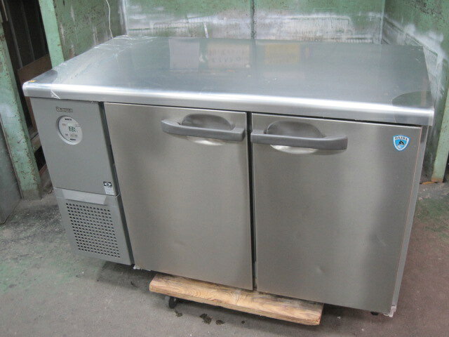 　◆◇商品詳細◇◆ 年　式：2020年製 【外形寸法】 　W1200xD600xH800mm 【内容量】 　246L 【庫内温度】 　-7〜12℃ 【消費電力】 　単相100V　50/60Hz 　冷却時：115/115W 　霜取時：224/224W 【重量】 　70kg サイズ：W1200xD600xH800mm 　◇◆注意事項◆◇ ・商品は基本的に軒先(建物前)の車上渡しとなります。 　必ずご確認下さい。 ・搬入設置ご希望の方は別途ご相談ください。 　※費用は別途かかります。 　※1都3県(東京都・神奈川県・埼玉県・千葉県)に限り搬入可能です ・一部地域・離島によっては配送出来ない場合がございます。 　何卒ご了承ください。 ・一部ガラス製品・大型商品・重量がある商品については 　木枠梱包（概ね15,000円〜25,000円）を要する場合がござい 　ます。 ・ガス種(都市ガス・プロパンガス) 　電力（単相100V・三相200V・単相200Vなど）は 　十分にご確認下さい。 ・ガス種間違え・電力間違え・サイズ間違えによるキャンセルはお受けできません。 　何卒ご確認の程宜しくお願い致します。 ・付属品に関しましては写真に掲載しているものが全てとなります。 　その他、気になる点はご相談ください。 ・ご不明な点が御座いましたら、ご遠慮なくお問い合わせください。 　ご理解とご協力をお願い致します。