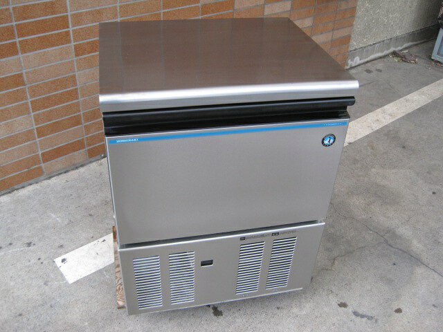 　◆◇商品詳細◇◆ 年　式：2020年製 【外形寸法】 　W630xD525xH800mm 【製氷能力】 　約62/65kg/日(室温20℃水温15℃) 　約52/56kg/日(室温30℃水温25℃) 【貯氷量】 　自然落下時貯氷量：約14kg 　最大ストック量：約27kg 【消費電力】 　単相100V　50/60Hz 　340/350W 【重量】 　52kg サイズ：W630xD525xH800mm 　◇◆注意事項◆◇ ・商品は基本的に軒先(建物前)の車上渡しとなります。 　必ずご確認下さい。 ・搬入設置ご希望の方は別途ご相談ください。 　※費用は別途かかります。 　※1都3県(東京都・神奈川県・埼玉県・千葉県)に限り搬入可能です ・一部地域・離島によっては配送出来ない場合がございます。 　何卒ご了承ください。 ・一部ガラス製品・大型商品・重量がある商品については 　木枠梱包（概ね15,000円〜25,000円）を要する場合がござい 　ます。 ・ガス種(都市ガス・プロパンガス) 　電力（単相100V・三相200V・単相200Vなど）は 　十分にご確認下さい。 ・ガス種間違え・電力間違え・サイズ間違えによるキャンセルはお受けできません。 　何卒ご確認の程宜しくお願い致します。 ・付属品に関しましては写真に掲載しているものが全てとなります。 　その他、気になる点はご相談ください。 ・ご不明な点が御座いましたら、ご遠慮なくお問い合わせください。 　ご理解とご協力をお願い致します。