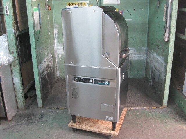 　◆◇商品詳細◇◆ 年　式：2021年製 【外形寸法】 　W600xD600xH1380mm 【洗浄方式】 　上下回転ノズル方式 (トリプルアームノズル) 【処理能力】 　標準：45ラック/h 　短：30ラック/h 【洗浄サイクル時間】 　標準:80秒(本洗い68秒、休止5秒、すすぎ6秒、休止1秒) 【消費電力】 　単相100V　50/60Hz 　1220/1220W 【重量】 　69kg サイズ：W600xD600xH1380mm 　◇◆注意事項◆◇ ・商品は基本的に軒先(建物前)の車上渡しとなります。 　必ずご確認下さい。 ・搬入設置ご希望の方は別途ご相談ください。 　※費用は別途かかります。 　※1都3県(東京都・神奈川県・埼玉県・千葉県)に限り搬入可能です ・一部地域・離島によっては配送出来ない場合がございます。 　何卒ご了承ください。 ・一部ガラス製品・大型商品・重量がある商品については 　木枠梱包（概ね15,000円〜25,000円）を要する場合がござい 　ます。 ・ガス種(都市ガス・プロパンガス) 　電力（単相100V・三相200V・単相200Vなど）は 　十分にご確認下さい。 ・ガス種間違え・電力間違え・サイズ間違えによるキャンセルはお受けできません。 　何卒ご確認の程宜しくお願い致します。 ・付属品に関しましては写真に掲載しているものが全てとなります。 　その他、気になる点はご相談ください。 ・ご不明な点が御座いましたら、ご遠慮なくお問い合わせください。 　ご理解とご協力をお願い致します。