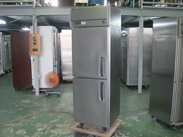 　◆◇商品詳細◇◆ 年　式：2023年製 【外形寸法】 　W615xD650xH1950mm 【内容量】 　365L(冷蔵室178L／冷凍室187L) 【庫内温度】 　冷蔵室：-6〜12℃ 　冷凍室：-20℃以下 【消費電力】 　単相100V　50/60Hz 　冷却時：204/204W 　霜取時：505/505W 【重量】 　74kg サイズ：W615xD650xH1950mm 　◇◆注意事項◆◇ ・商品は基本的に軒先(建物前)の車上渡しとなります。 　必ずご確認下さい。 ・搬入設置ご希望の方は別途ご相談ください。 　※費用は別途かかります。 　※1都3県(東京都・神奈川県・埼玉県・千葉県)に限り搬入可能です ・一部地域・離島によっては配送出来ない場合がございます。 　何卒ご了承ください。 ・一部ガラス製品・大型商品・重量がある商品については 　木枠梱包（概ね15,000円〜25,000円）を要する場合がござい 　ます。 ・ガス種(都市ガス・プロパンガス) 　電力（単相100V・三相200V・単相200Vなど）は 　十分にご確認下さい。 ・ガス種間違え・電力間違え・サイズ間違えによるキャンセルはお受けできません。 　何卒ご確認の程宜しくお願い致します。 ・付属品に関しましては写真に掲載しているものが全てとなります。 　その他、気になる点はご相談ください。 ・ご不明な点が御座いましたら、ご遠慮なくお問い合わせください。 　ご理解とご協力をお願い致します。