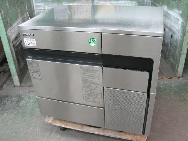　◆◇商品詳細◇◆ 年　式：2024年製 【外形寸法】 　W800xD525xH800mm 【製氷能力】 　59/65kg/日(室温20℃水温15℃) 　50/52kg/日(室温30℃水温25℃) 【貯氷量】 　自然落下時：約17.9kg 　最大ストック量：約29.1kg 【消費電力】 　単相100V　50/60Hz 　340/380W 【重量】 　53kg サイズ：W800xD525xH800mm 　◇◆注意事項◆◇ ・商品は基本的に軒先(建物前)の車上渡しとなります。 　必ずご確認下さい。 ・搬入設置ご希望の方は別途ご相談ください。 　※費用は別途かかります。 　※1都3県(東京都・神奈川県・埼玉県・千葉県)に限り搬入可能です ・一部地域・離島によっては配送出来ない場合がございます。 　何卒ご了承ください。 ・一部ガラス製品・大型商品・重量がある商品については 　木枠梱包（概ね15,000円〜25,000円）を要する場合がござい 　ます。 ・ガス種(都市ガス・プロパンガス) 　電力（単相100V・三相200V・単相200Vなど）は 　十分にご確認下さい。 ・ガス種間違え・電力間違え・サイズ間違えによるキャンセルはお受けできません。 　何卒ご確認の程宜しくお願い致します。 ・付属品に関しましては写真に掲載しているものが全てとなります。 　その他、気になる点はご相談ください。 ・ご不明な点が御座いましたら、ご遠慮なくお問い合わせください。 　ご理解とご協力をお願い致します。