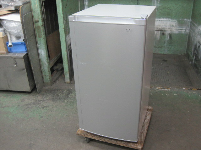 　◆◇商品詳細◇◆ 年　式：2024年製 【外形寸法】 　W519xD600xH1040mm 【内容量】 　114L 【庫内温度】 　-18〜-22℃ 【消費電力】 　単相100V　50/60Hz 　70W 【重量】 　40kg サイズ：W519xD600xH1040mm 　◇◆注意事項◆◇ ・商品は基本的に軒先(建物前)の車上渡しとなります。 　必ずご確認下さい。 ・搬入設置ご希望の方は別途ご相談ください。 　※費用は別途かかります。 　※1都3県(東京都・神奈川県・埼玉県・千葉県)に限り搬入可能です ・一部地域・離島によっては配送出来ない場合がございます。 　何卒ご了承ください。 ・一部ガラス製品・大型商品・重量がある商品については 　木枠梱包（概ね15,000円〜25,000円）を要する場合がござい 　ます。 ・ガス種(都市ガス・プロパンガス) 　電力（単相100V・三相200V・単相200Vなど）は 　十分にご確認下さい。 ・ガス種間違え・電力間違え・サイズ間違えによるキャンセルはお受けできません。 　何卒ご確認の程宜しくお願い致します。 ・付属品に関しましては写真に掲載しているものが全てとなります。 　その他、気になる点はご相談ください。 ・ご不明な点が御座いましたら、ご遠慮なくお問い合わせください。 　ご理解とご協力をお願い致します。