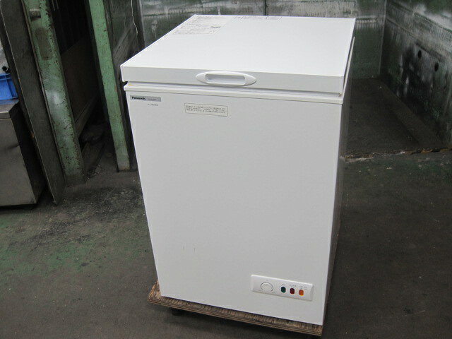 　◆◇商品詳細◇◆ 年　式：2023年製 【外形寸法】 　W552xD592xH832mm 【内容量】 　101L 【収容能力】 　冷凍食品：約55kg 【庫内温度】 　-20℃以下 【消費電力】 　単相100V　50/60Hz 　61/61W 【重量】 　26kg サイズ：W552xD592xH832mm 　◇◆注意事項◆◇ ・商品は基本的に軒先(建物前)の車上渡しとなります。 　必ずご確認下さい。 ・搬入設置ご希望の方は別途ご相談ください。 　※費用は別途かかります。 　※1都3県(東京都・神奈川県・埼玉県・千葉県)に限り搬入可能です ・一部地域・離島によっては配送出来ない場合がございます。 　何卒ご了承ください。 ・一部ガラス製品・大型商品・重量がある商品については 　木枠梱包（概ね15,000円〜25,000円）を要する場合がござい 　ます。 ・ガス種(都市ガス・プロパンガス) 　電力（単相100V・三相200V・単相200Vなど）は 　十分にご確認下さい。 ・ガス種間違え・電力間違え・サイズ間違えによるキャンセルはお受けできません。 　何卒ご確認の程宜しくお願い致します。 ・付属品に関しましては写真に掲載しているものが全てとなります。 　その他、気になる点はご相談ください。 ・ご不明な点が御座いましたら、ご遠慮なくお問い合わせください。 　ご理解とご協力をお願い致します。