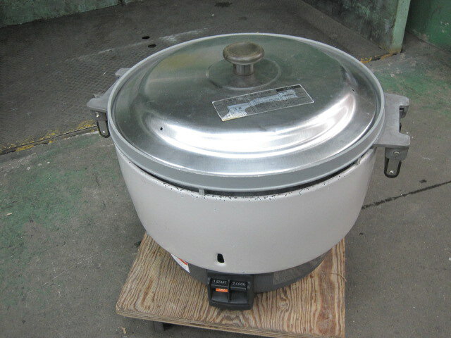 　◆◇商品詳細◇◆ 年　式：2024年製 【外形寸法】 　W569xD485xH447mm 【炊飯能力】 　4〜10L(2.2〜5.5升) 【ガス消費量】 　都市ガス：11.0kW(9,500kcal/h) 【ガス接続口】 　φ13mm 【重量】 　16kg サイズ：W569xD485xH447mm 　◇◆注意事項◆◇ ・商品は基本的に軒先(建物前)の車上渡しとなります。 　必ずご確認下さい。 ・搬入設置ご希望の方は別途ご相談ください。 　※費用は別途かかります。 　※1都3県(東京都・神奈川県・埼玉県・千葉県)に限り搬入可能です ・一部地域・離島によっては配送出来ない場合がございます。 　何卒ご了承ください。 ・一部ガラス製品・大型商品・重量がある商品については 　木枠梱包（概ね15,000円〜25,000円）を要する場合がござい 　ます。 ・ガス種(都市ガス・プロパンガス) 　電力（単相100V・三相200V・単相200Vなど）は 　十分にご確認下さい。 ・ガス種間違え・電力間違え・サイズ間違えによるキャンセルはお受けできません。 　何卒ご確認の程宜しくお願い致します。 ・付属品に関しましては写真に掲載しているものが全てとなります。 　その他、気になる点はご相談ください。 ・ご不明な点が御座いましたら、ご遠慮なくお問い合わせください。 　ご理解とご協力をお願い致します。