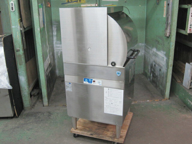 　◆◇商品詳細◇◆ 年　式：2020年製 【外形寸法】 　W600xD600xH1300mm 【洗浄方式】 　上下回転スプレーノズル 【処理能力】 　60ラック/h 　皿：960枚/h 　グラス：2160個/h 　どんぶり：540個/h 【洗浄サイクル】 　標準：60秒(本洗い48秒、休止6秒、すすぎ6秒) 【消費電力】 　三相200V　50Hz専用 　6.24kW　 【重量】 　80kg サイズ：W600xD600xH1300mm 　◇◆注意事項◆◇ ・商品は基本的に軒先(建物前)の車上渡しとなります。 　必ずご確認下さい。 ・搬入設置ご希望の方は別途ご相談ください。 　※費用は別途かかります。 　※1都3県(東京都・神奈川県・埼玉県・千葉県)に限り搬入可能です ・一部地域・離島によっては配送出来ない場合がございます。 　何卒ご了承ください。 ・一部ガラス製品・大型商品・重量がある商品については 　木枠梱包（概ね15,000円〜25,000円）を要する場合がござい 　ます。 ・ガス種(都市ガス・プロパンガス) 　電力（単相100V・三相200V・単相200Vなど）は 　十分にご確認下さい。 ・ガス種間違え・電力間違え・サイズ間違えによるキャンセルはお受けできません。 　何卒ご確認の程宜しくお願い致します。 ・付属品に関しましては写真に掲載しているものが全てとなります。 　その他、気になる点はご相談ください。 ・ご不明な点が御座いましたら、ご遠慮なくお問い合わせください。 　ご理解とご協力をお願い致します。
