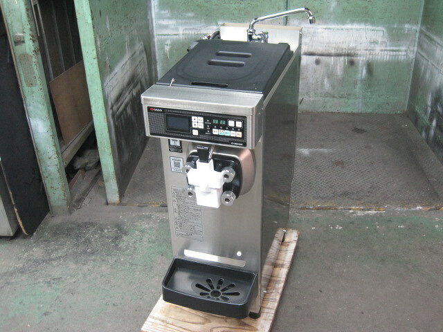 　◆◇商品詳細◇◆ 年　式：2023年製 【外形寸法】 　W298xD739xH949mm 【内容量】 　シリンダー容量：2.0L 　ミックスタンク容量：4.0L 【製造能力】 　240個/h 　※100cc盛り時 【消費電力】 　三相200V　50/60Hz 　冷却時：1.8/2.1kW 　加熱時：2.1/2.2kW 【重量】 　86kg サイズ：W298xD739xH949mm 　◇◆注意事項◆◇ ・商品は基本的に軒先(建物前)の車上渡しとなります。 　必ずご確認下さい。 ・搬入設置ご希望の方は別途ご相談ください。 　※費用は別途かかります。 　※1都3県(東京都・神奈川県・埼玉県・千葉県)に限り搬入可能です ・一部地域・離島によっては配送出来ない場合がございます。 　何卒ご了承ください。 ・一部ガラス製品・大型商品・重量がある商品については 　木枠梱包（概ね15,000円〜25,000円）を要する場合がござい 　ます。 ・ガス種(都市ガス・プロパンガス) 　電力（単相100V・三相200V・単相200Vなど）は 　十分にご確認下さい。 ・ガス種間違え・電力間違え・サイズ間違えによるキャンセルはお受けできません。 　何卒ご確認の程宜しくお願い致します。 ・付属品に関しましては写真に掲載しているものが全てとなります。 　その他、気になる点はご相談ください。 ・ご不明な点が御座いましたら、ご遠慮なくお問い合わせください。 　ご理解とご協力をお願い致します。