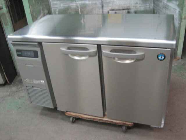 　◆◇商品詳細◇◆ 年　式：2023年製 【外形寸法】 　W1200xD600xH800mm 【内容量】 　243L 【庫内温度】 　-6〜12℃ 【消費電力】 　単相100V　50/60Hz 　冷却時：115/115W 　霜取時：325/325W 【重量】 　68kg サイズ：W1200xD600xH800mm 　◇◆注意事項◆◇ ・商品は基本的に軒先(建物前)の車上渡しとなります。 　必ずご確認下さい。 ・搬入設置ご希望の方は別途ご相談ください。 　※費用は別途かかります。 　※1都3県(東京都・神奈川県・埼玉県・千葉県)に限り搬入可能です ・一部地域・離島によっては配送出来ない場合がございます。 　何卒ご了承ください。 ・一部ガラス製品・大型商品・重量がある商品については 　木枠梱包（概ね15,000円〜25,000円）を要する場合がござい 　ます。 ・ガス種(都市ガス・プロパンガス) 　電力（単相100V・三相200V・単相200Vなど）は 　十分にご確認下さい。 ・ガス種間違え・電力間違え・サイズ間違えによるキャンセルはお受けできません。 　何卒ご確認の程宜しくお願い致します。 ・付属品に関しましては写真に掲載しているものが全てとなります。 　その他、気になる点はご相談ください。 ・ご不明な点が御座いましたら、ご遠慮なくお問い合わせください。 　ご理解とご協力をお願い致します。