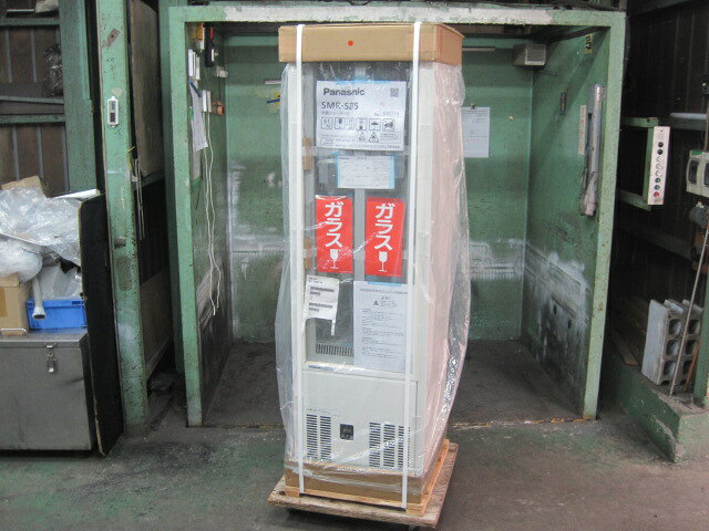　◆◇商品詳細◇◆ 年　式： 【外形寸法】 　W460xD450xH1517mm 【内容量】 　131L 【収容能力】 　ビール中ビン：75本 　ビール大ビン：69本 【庫内温度】 　2〜10℃ 【消費電力】 　単相100V　50/60Hz 　102/106W 【重量】 　57kg サイズ：W460xD450xH1517mm 　◇◆注意事項◆◇ ・商品は基本的に軒先(建物前)の車上渡しとなります。 　必ずご確認下さい。 ・搬入設置ご希望の方は別途ご相談ください。 　※費用は別途かかります。 　※1都3県(東京都・神奈川県・埼玉県・千葉県)に限り搬入可能です ・一部地域・離島によっては配送出来ない場合がございます。 　何卒ご了承ください。 ・一部ガラス製品・大型商品・重量がある商品については 　木枠梱包（概ね15,000円〜25,000円）を要する場合がござい 　ます。 ・ガス種(都市ガス・プロパンガス) 　電力（単相100V・三相200V・単相200Vなど）は 　十分にご確認下さい。 ・ガス種間違え・電力間違え・サイズ間違えによるキャンセルはお受けできません。 　何卒ご確認の程宜しくお願い致します。 ・付属品に関しましては写真に掲載しているものが全てとなります。 　その他、気になる点はご相談ください。 ・ご不明な点が御座いましたら、ご遠慮なくお問い合わせください。 　ご理解とご協力をお願い致します。