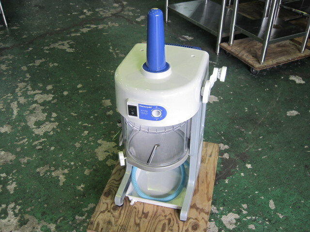 　◆◇商品詳細◇◆ 年　式： 【外形寸法】 　W347xD396xH780mm 【氷削能力】 　1.8〜2.2kg/分 【氷削有効径】 　200mm 【消費電力】 　単相100V　50/60Hz 　200/185W 【重量】 　17kg サイズ：W347xD396xH780mm 　◇◆注意事項◆◇ ・商品は基本的に軒先(建物前)の車上渡しとなります。 　必ずご確認下さい。 ・搬入設置ご希望の方は別途ご相談ください。 　※費用は別途かかります。 　※1都3県(東京都・神奈川県・埼玉県・千葉県)に限り搬入可能です ・一部地域・離島によっては配送出来ない場合がございます。 　何卒ご了承ください。 ・一部ガラス製品・大型商品・重量がある商品については 　木枠梱包（概ね15,000円〜25,000円）を要する場合がござい 　ます。 ・ガス種(都市ガス・プロパンガス) 　電力（単相100V・三相200V・単相200Vなど）は 　十分にご確認下さい。 ・ガス種間違え・電力間違え・サイズ間違えによるキャンセルはお受けできません。 　何卒ご確認の程宜しくお願い致します。 ・付属品に関しましては写真に掲載しているものが全てとなります。 　その他、気になる点はご相談ください。 ・ご不明な点が御座いましたら、ご遠慮なくお問い合わせください。 　ご理解とご協力をお願い致します。