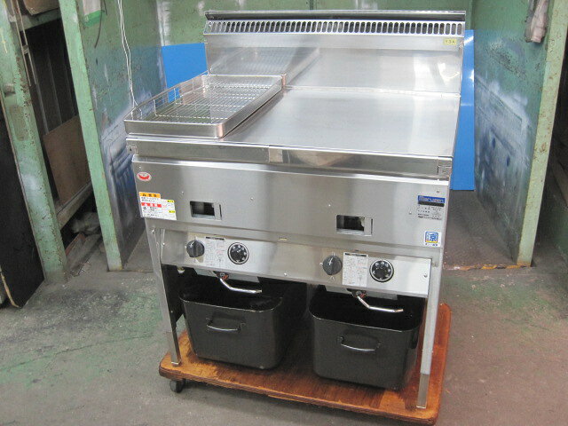 　◆◇商品詳細◇◆ 年　式：2022年製 【外形寸法】 　W830xD610xH800mm 　バックガード：H150+100mm 【油量】 　18L x 2 【サーモスタット】 　160〜220℃ 【ガス消費量】 　都市ガス：17.4kW(15,000kcal/h) 【ガス接続口】 　15A 【重量】 　69kg サイズ：W830xD610xH800mm 　◇◆注意事項◆◇ ・商品は基本的に軒先(建物前)の車上渡しとなります。 　必ずご確認下さい。 ・搬入設置ご希望の方は別途ご相談ください。 　※費用は別途かかります。 　※1都3県(東京都・神奈川県・埼玉県・千葉県)に限り搬入可能です ・一部地域・離島によっては配送出来ない場合がございます。 　何卒ご了承ください。 ・一部ガラス製品・大型商品・重量がある商品については 　木枠梱包（概ね15,000円〜25,000円）を要する場合がござい 　ます。 ・ガス種(都市ガス・プロパンガス) 　電力（単相100V・三相200V・単相200Vなど）は 　十分にご確認下さい。 ・ガス種間違え・電力間違え・サイズ間違えによるキャンセルはお受けできません。 　何卒ご確認の程宜しくお願い致します。 ・付属品に関しましては写真に掲載しているものが全てとなります。 　その他、気になる点はご相談ください。 ・ご不明な点が御座いましたら、ご遠慮なくお問い合わせください。 　ご理解とご協力をお願い致します。