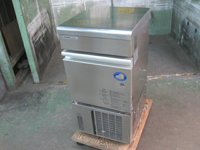 　◆◇商品詳細◇◆ 年　式：2022年製 【外形寸法】 　W395xD450xH800mm 【製氷能力】 　約29/31kg/日(室温20℃水温15℃) 　約24/26kg/日(室温30℃水温25℃) 【貯氷量】 　自然落下時：約7kg 　最大ストック量：約12kg 【消費電力】 　単相100V　50/60Hz 　210/240W 【重量】 　39kg サイズ：W395xD450xH800mm 　◇◆注意事項◆◇ ・商品は基本的に軒先(建物前)の車上渡しとなります。 　必ずご確認下さい。 ・搬入設置ご希望の方は別途ご相談ください。 　※費用は別途かかります。 　※1都3県(東京都・神奈川県・埼玉県・千葉県)に限り搬入可能です ・一部地域・離島によっては配送出来ない場合がございます。 　何卒ご了承ください。 ・一部ガラス製品・大型商品・重量がある商品については 　木枠梱包（概ね15,000円〜25,000円）を要する場合がござい 　ます。 ・ガス種(都市ガス・プロパンガス) 　電力（単相100V・三相200V・単相200Vなど）は 　十分にご確認下さい。 ・ガス種間違え・電力間違え・サイズ間違えによるキャンセルはお受けできません。 　何卒ご確認の程宜しくお願い致します。 ・付属品に関しましては写真に掲載しているものが全てとなります。 　その他、気になる点はご相談ください。 ・ご不明な点が御座いましたら、ご遠慮なくお問い合わせください。 　ご理解とご協力をお願い致します。