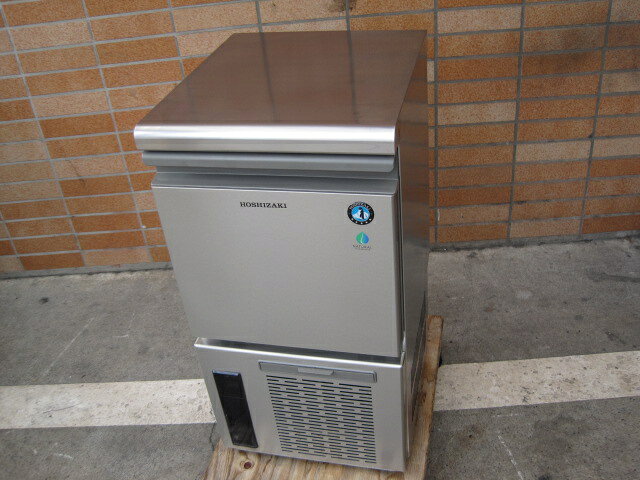 　◆◇商品詳細◇◆ 年　式：2025年製 【外形寸法】 　W395xD450xH770mm 【製氷能力】 　約24/26kg/日(室温20℃、水温15℃) 　約19/22kg/日(室温30℃、水温25℃) 【貯氷量】 　自然落下時：約8.5kg 　最大ストック量：約14kg 【消費電力】 　単相100V　50/60Hz 　145/165W 【重量】 　33kg サイズ：W395xD450xH770mm 　◇◆注意事項◆◇ ・商品は基本的に軒先(建物前)の車上渡しとなります。 　必ずご確認下さい。 ・搬入設置ご希望の方は別途ご相談ください。 　※費用は別途かかります。 　※1都3県(東京都・神奈川県・埼玉県・千葉県)に限り搬入可能です ・一部地域・離島によっては配送出来ない場合がございます。 　何卒ご了承ください。 ・一部ガラス製品・大型商品・重量がある商品については 　木枠梱包（概ね15,000円〜25,000円）を要する場合がござい 　ます。 ・ガス種(都市ガス・プロパンガス) 　電力（単相100V・三相200V・単相200Vなど）は 　十分にご確認下さい。 ・ガス種間違え・電力間違え・サイズ間違えによるキャンセルはお受けできません。 　何卒ご確認の程宜しくお願い致します。 ・付属品に関しましては写真に掲載しているものが全てとなります。 　その他、気になる点はご相談ください。 ・ご不明な点が御座いましたら、ご遠慮なくお問い合わせください。 　ご理解とご協力をお願い致します。