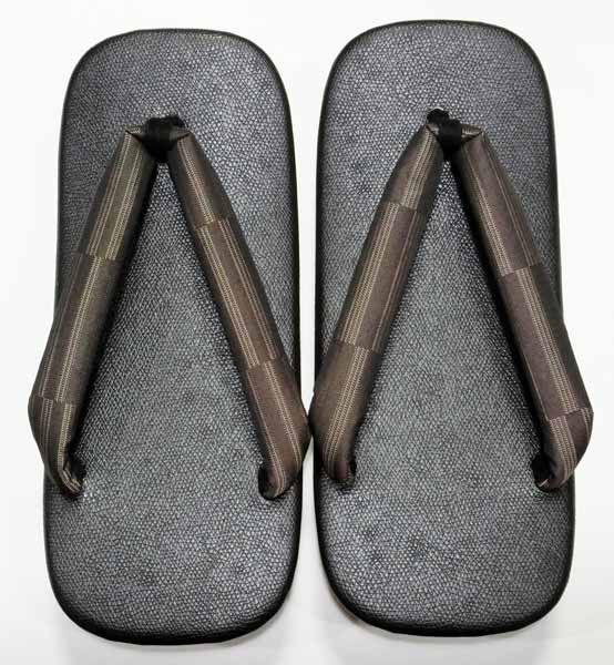 男性用草履雪駄　黒色合皮台座　正絹茶色系お召鼻緒　右近キルク底　お洒落柄鼻緒　フリーサイズ　和装草履、メンズカジュアル、普段着　日本製