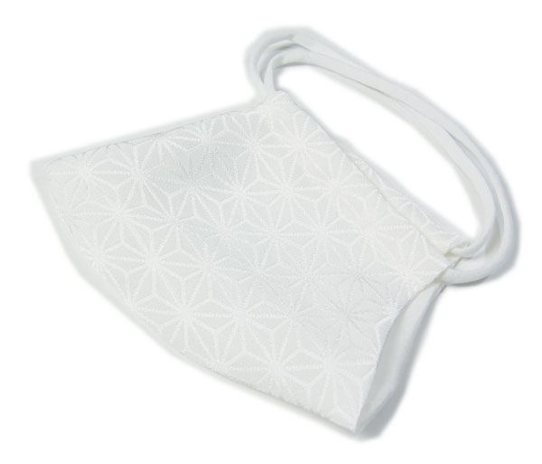 絹100％肌に優しい立体マスク...