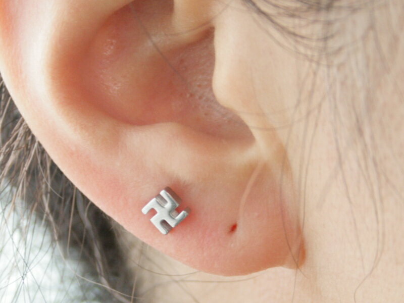 i.axeの16G軟骨ミニ卍 ボディピアス 軟骨ピアス 片耳ピアス｜アングル2