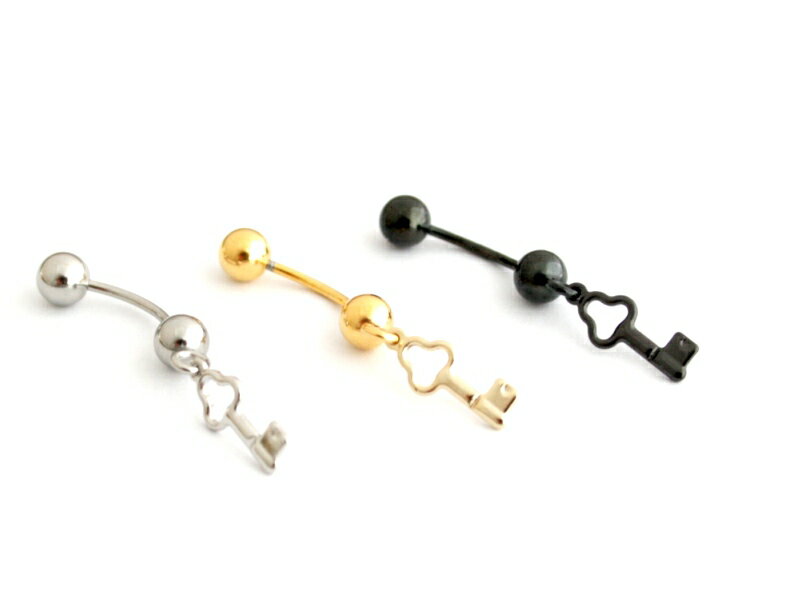 シンプルなキーとバナナフックのコラボ おへそや耳元で鍵がかわいい サイズ細めの18G（太さ1．0mm）太めの14G（太さ1．6mm）が選べます 素材 ・316Lサージカルステンレス ・メタル サイズ：18G又は14G ・トップ：13mm ・内径10mm×キャッチ5mm 入浴時には外してご使用ください。 注意 ※ハンドメイドのため、造りに多少ゆがみがございます。ボディピアスは1つづつの販売となります。対ではありませんのでご注意ください。