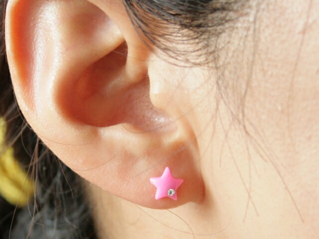 i.axeの18Gぷっくりスター ボディピアス 耳ピアス 軟骨ピアス 片耳ピアス｜アングル2