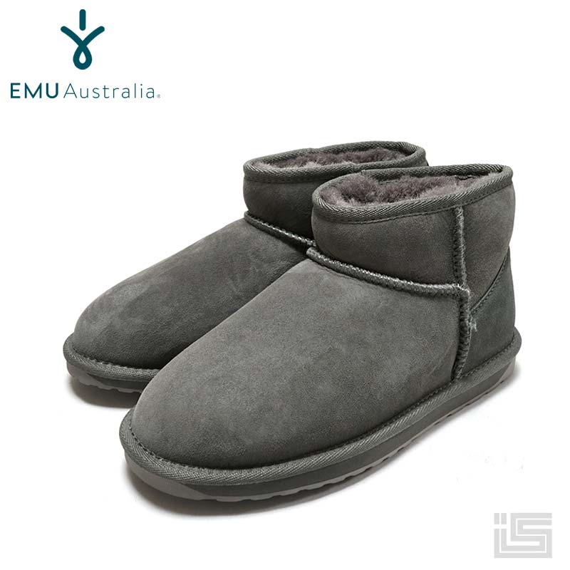 EMU エミュ Stinger MicroW10937 Charcoal/Anthracit アンクル丈の100%オーストラリア産のムートンブーツです。 ふかふかの履き心地、独自の2重アウトソールは歩行を優しくサポートします。 厳選されたオーストラリア産シープスキンは通気性に優れており暖かいのにムレにくいので快適に過ごせます。 お手入れが簡単 撥水加工が施されているので、汚れが付きにくくお手入れが簡単 冬は足を暖かく、夏は涼しく快適調整 4層構造のソール ・足のあたる内側はふわふわシープスキン。 ・足の温かさで柔らかくなり、圧力を均一に分散しくれるメモリーフォームクッション ・快適さとサポートのための成形EVAレイヤー ・地面の断熱と耐久性のあるラバーソール 天然素材 天然素材を使用しておりますので商品1点1点に個体差がございます。 小さな傷やシワ等は、それぞれ風合い、質感によるものですので不良品ではございません。 Spec 素材 アッパー：プレミアム耐水性オーストラリアの両面シープスキン アッパー裏地：オーストラリアのシープスキン フットベッド：オーストラリアのシープスキン ソール：ラバー Brand EMU Australia は、1994年にシープスキンの産地「ジロング」で生まれました。 1970年代、地元のサーファー達がシープスキンを足に巻き、 独特なブーツを作ったのが現在のシープスキンブーツの始まりです。 オーストラリア最大の羊皮なめし工場の1つであったJACSON'S社貿易からはじまり、 設立当初から脈々と受け継がれた知識や経験、精神は今でも製品に生き続けています。 『 世界で一番はき心地良い靴 』をモットーに、伝統的なシープスキンを 製造するメーカーとして、今では多くの国で展開されているインターナショナルブランドです。 このブランドの全アイテムを見る Attention 天然革ですので、色ムラ・キズ・汚れなどが見られる場合もございますが、ご了承くださいませ。 濡れると色落ち、ムラができる恐れがございます。雨の日は防水スプレーをかけるなどして十分お気を付けください。 当該商品は実店舗と在庫を共有しているため、在庫更新のタイミングにより、在庫切れの場合やむをえずキャンセルさせていただく可能性があります。 液晶モニターの環境により、写真と実物は多少色が違う場合がございます。