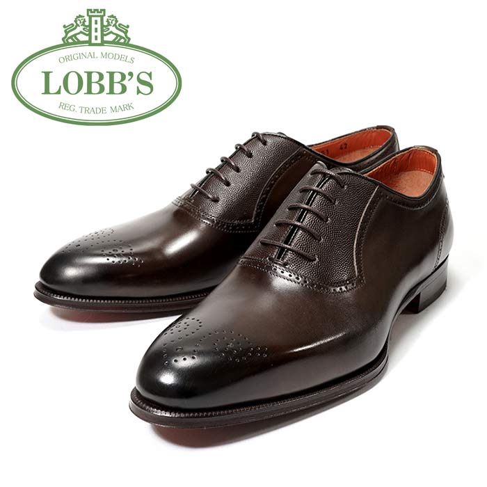 LOBB'S ロブス 2501 DARK BROWN/C 内羽根プレーントゥにメダリオンを施した短靴です。 レースステイ部分には、シボ革を採用したデザインで華やかさをアップした1足です。 マッケイ製法のため、コバのないすっきりとしたイタリアならではのフォルムになります。 レザーソール仕様で、底付けの縫い目隠すヒドゥン・チャネルを採用し、エレガントな仕上げになっています。 素材甲革　レザー表底　レザー 製法マッケイ 参考サイズ 42足長：約30.8cm幅：約10.4cmヒール：約2.8cm 原産国イタリア Color - Variation DARK GREY/C DARK BROWN/C Brand LOBB'Sの靴は、「心の豊かさを大切にした、急がない生活」を目指す スローライフな職人たちによる手作業で作られています。 技術と情熱をアイテムに惜しみなく投入することで、単なる物だけでなはい豊かさの共有を繋いでいく、本当の豊かさ（心とモノと時の大切さ）を知っている大人へお届けするブランドです。 このブランドの全アイテムを見る Attention こちらの商品は、革製品のため濡れると色落ち、ムラができる恐れがございます。雨の日は防水スプレーをかけるなどして十分お気を付けください。 当該商品は実店舗と在庫を共有しているため、在庫更新のタイミングにより、在庫切れの場合やむをえずキャンセルさせていただく可能性があります。 液晶モニターの環境により、写真と実物は多少色が違う場合がございます。