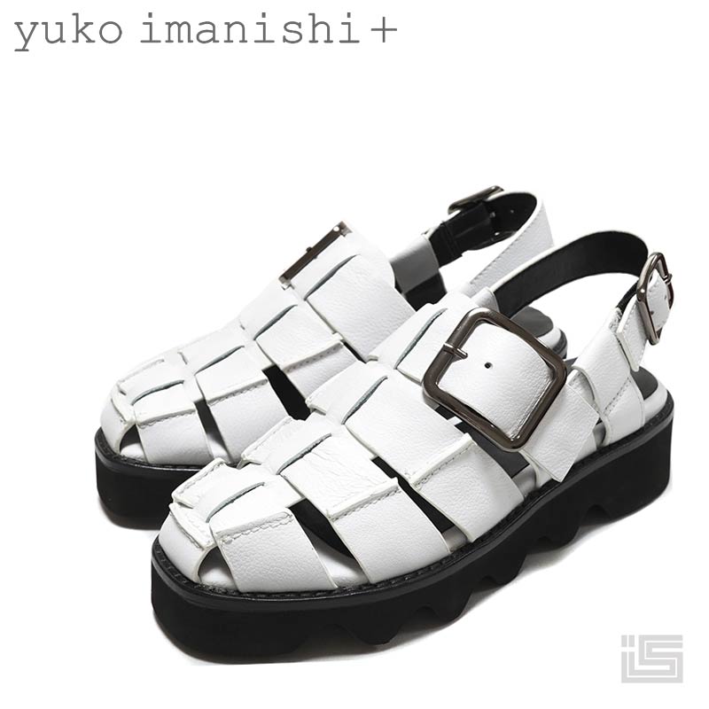 yuko imanishi + ユーコイマニシ プラス 742061 White CHIE グルカサンダル スニーカーのような履き心地のソール#742060 "YUZU" と同じソールを使用したグルカサンダルです。 ボリュームのあるソールの見た目と違って軽量の、今っぽいデザインなのも特徴です。 SPEC HEEL：4.0 cm 重さ(片足)：332g 素材：本革（牛） サイズ感：2E（普通） Brand 『MANA』のシューズデザイナー、 今西優子さんが手掛けるブランドです。 2012年、春夏コレクションから始まりました。 原皮からこだわり、直接タンナーさん（皮を革にする人）と話し合って革を作り上げています。 オリジナルレザー・木型・ソールとデザインを組み合わせ、 フィニッシング加工を施すことによって独自の革の風合いを出すことにこだわり デザインチームとファクトリーで創り上げるクラフトの日常のリアリティの雰囲気に力をいれています。 また、デザイン性だけでなく、使用する素材にも理由があり、厳選されています。 インソールには、足当たりを考慮して、クッション性のあるものを使用しています。 アウトソールには、歩行時の衝撃を軽く、かつ返りを良くする新しいコンフォートをオリジナルのフォルムで作るなど、細部にこだわった日本のレザーシューズブランドです。 このブランドの全アイテムを見る Attention 天然革ですので、色ムラ・キズ・汚れなどが見られる場合もございますが、ご了承くださいませ。 濡れると色落ち、ムラができる恐れがございます。雨の日は防水スプレーをかけるなどして十分お気を付けください。 当該商品は実店舗と在庫を共有しているため、在庫更新のタイミングにより、在庫切れの場合やむをえずキャンセルさせていただく可能性があります。 液晶モニターの環境により、写真と実物は多少色が違う場合がございます。