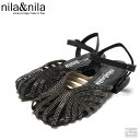 nila & nila ニラアンドニラ CM710 Blackキラキラスクエアトゥサンダル ビーズのついたキラキラサンダルです。 スクエアトゥのつま先を放射状に覆ううデザインで、カッティング部分から、見える肌感が、ポイントです。 スクエアトゥなので、指先もぎゅっとならないので、リラックスして履くことができます。 縫目がない仕様なので、縫目があたって足が痛くなることもありません。 台形ヒール 3cmのローヒールですが、ヒールの形が鬼面にむかって広がる台形なので、ヒールが苦手な方も安心していただける大きなヒールになっています。 大きくはなりますが、光沢のあるパーツを挟んで切り替えることで、重たい感じにみえません。 高級感のあるレザー風ソール 包み込むホールド感 甲の部分のカッティングがポイントで、足をしっかりサイドからホールドしてくれます。 甲高の方でも細い方でも履いていただけるデザインです。 Spec 素材 アッパー：レザー ライニングー：レザー ソール：合成 ヒール3.0cm . Brand ニラ アンド ニラは、イタリアの中部マルケ州にあります。 靴の聖地であるマルケの靴職人に受け継がれているメイド・イン・イタリアのDNAに基づいて、伝統と手仕事の技、歴史と経験からの付加価値はもちろん、ファションのトレンドや新鮮なものを常にキャプチャーするnila&nilaのデザイナーたちによる、 モダンな素材や色などを取り入れ作られています。 イタリアの美と芸術に対する強い愛着でもって、nila&nilaの新しいラインに果敢にチャレンジし、最高の靴屋を目指し、ますます洗練されたデザイン追求しています。 1970年代より確立してきた姿勢は、国内外を問わず、その品質が認められています。 このブランドの全アイテムを見る Attention 天然革ですので、色ムラ・キズ・汚れなどが見られる場合もございますが、ご了承くださいませ。 濡れると色落ち、ムラができる恐れがございます。雨の日は防水スプレーをかけるなどして十分お気を付けください。 当該商品は実店舗と在庫を共有しているため、在庫更新のタイミングにより、在庫切れの場合やむをえずキャンセルさせていただく可能性があります。 液晶モニターの環境により、写真と実物は多少色が違う場合がございます。