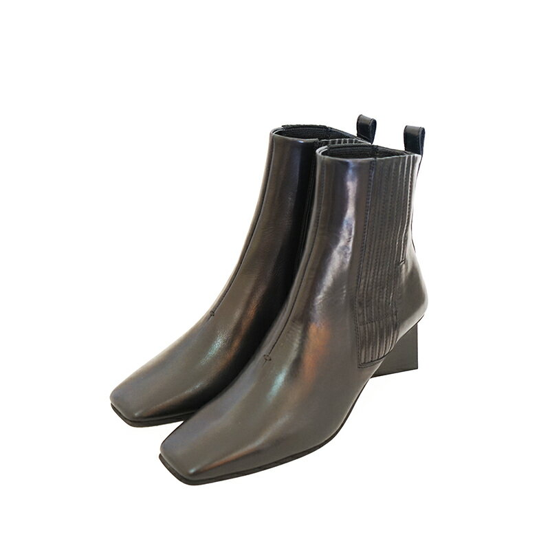 ■ RABOKIGOSHI works ラボキゴシ ワークス12800 BLACK ブラックブーツ レディース【25aw】【正規品】RABOKIGOSHI works ラボキゴシ ワークス12800 Brand 履き心地と洗練されたデザインと素材感で大人のナチュラルスタイルを提案するブランドです。「works」の靴づくりは、「はき心地の良さ」からスタートしています。ボロネーゼ製法やプラット製法で快適な履き心地を追求し、デザインや素材などにも力を入れ、見た目だけでは分からない確かな靴づくり、それがworksブランドのシューズです。 このブランドの全アイテムを見る Attention 天然革ですので、色ムラ・キズ・汚れなどが見られる場合もございますが、ご了承くださいませ。 濡れると色落ち、ムラができる恐れがございます。雨の日は防水スプレーをかけるなどして十分お気を付けください。 当該商品は実店舗と在庫を共有しているため、在庫更新のタイミングにより、在庫切れの場合やむをえずキャンセルさせていただく可能性があります。 液晶モニターの環境により、写真と実物は多少色が違う場合がございます。