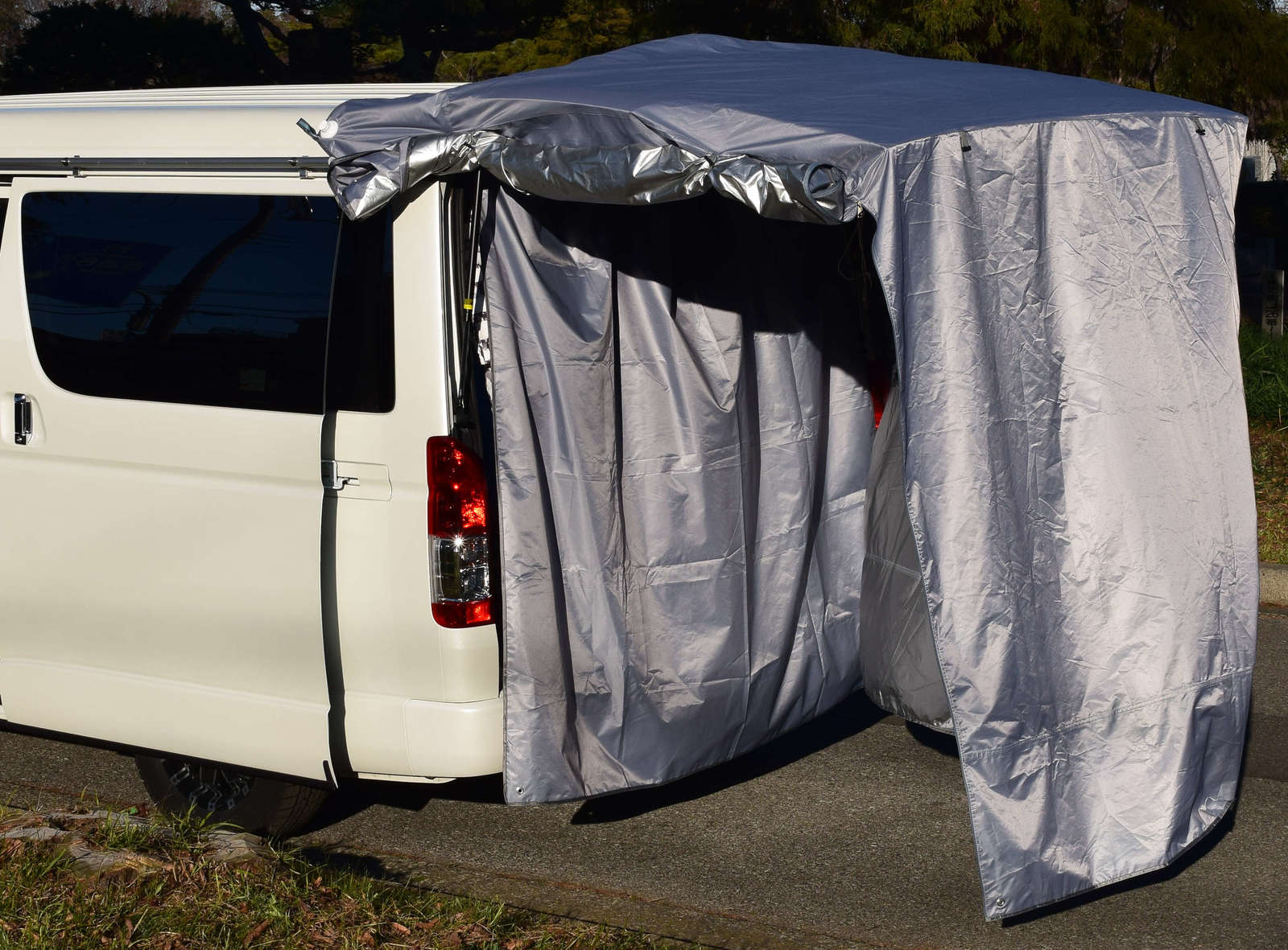 大型リアゲート タープ テント タープ 車中泊 カーテン バックドア テント グレー色 カーテン 背面シルバー バックドア 遮光生地 Ibeamed Ibeamed 店レジャーをもっと快適に ハイエースワゴン ハイエースワイド など 大型車にも使用可能 わずか１分で作れる