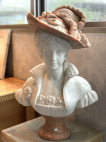 大理石像『帽子をかぶった女性』