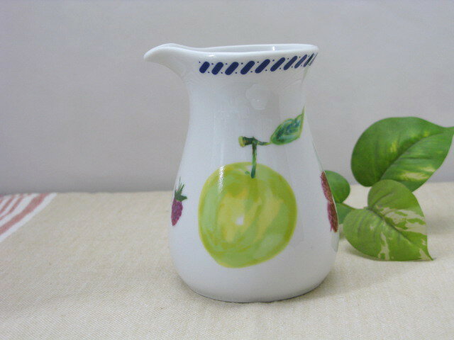 ↑の画像の見かたについてはコチラ！ 【サイズ】約8.2×H約11.8　満水容量：約370ml　重さ：約240g 電子レンジ・オーブンOK！ 日本製 ドレッシング等を入れるのにピッタリなポットです！ くぼんでるところにピッタリ手がフィットする...