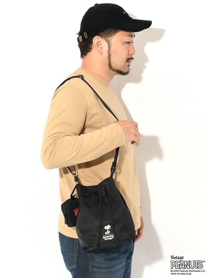 【ポイント10倍】マンハッタンポーテージ Manhattan Portage ショルダーバッグ ピーナッツ 24FW セント ジョージ ドローストリング コラボ ( PEANUTS 24FW St. George Drawstring Bag MP2424PEANUTSFW24 巾着 メンズ レディース ユニセックス 男女兼用 )